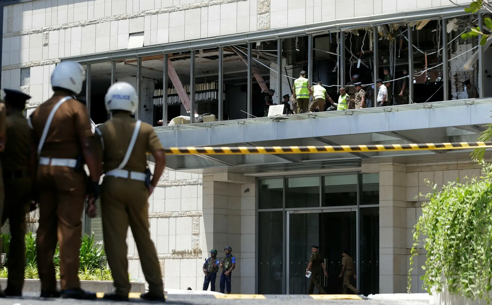 Policajti a forenzní experti vyšetrujú v hoteli Shangri-la po výbuchu v Kolombe.