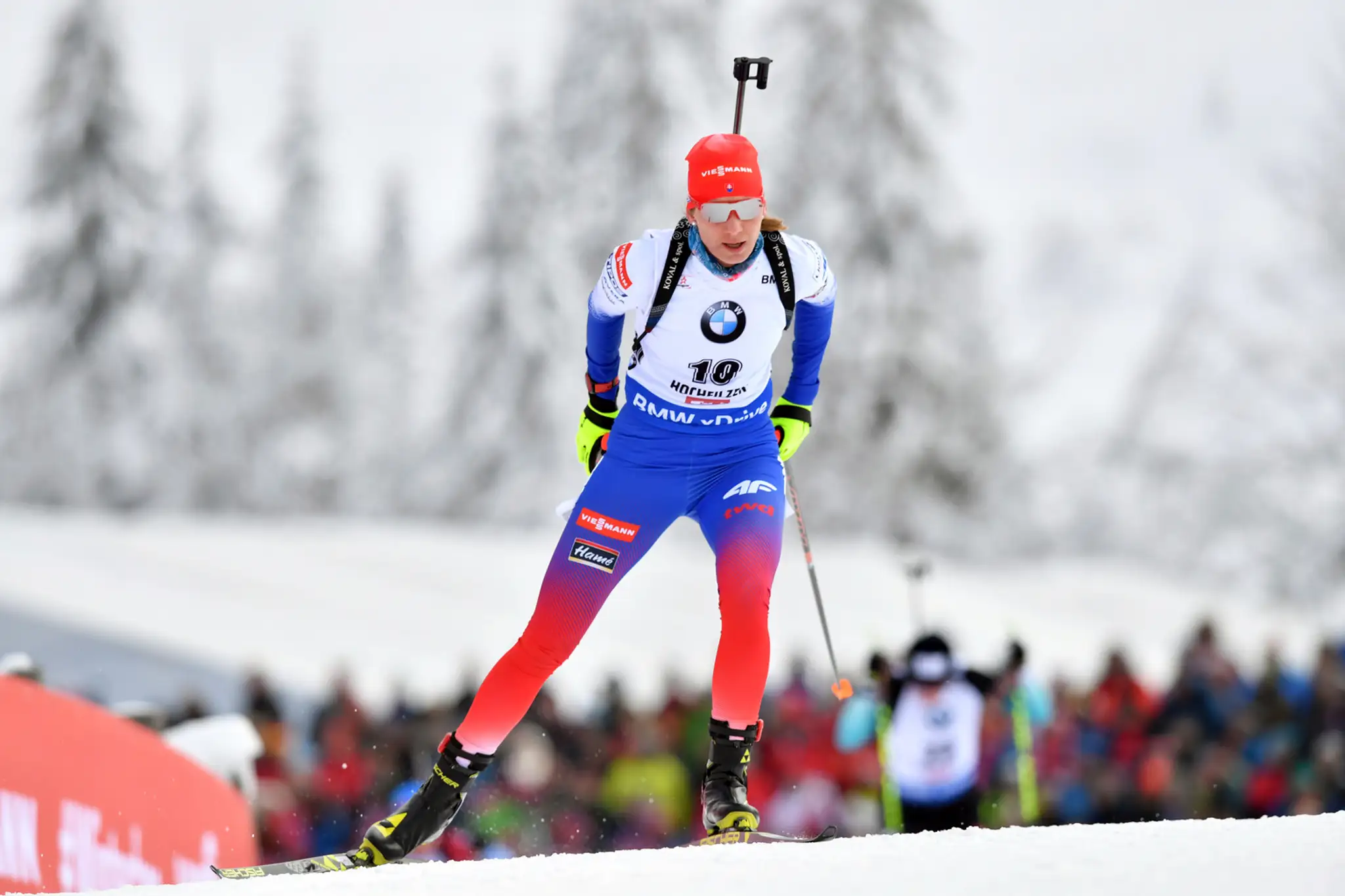 Biatlonistka Anastazia Kuzminová v stíhačke v Hochfilzene.