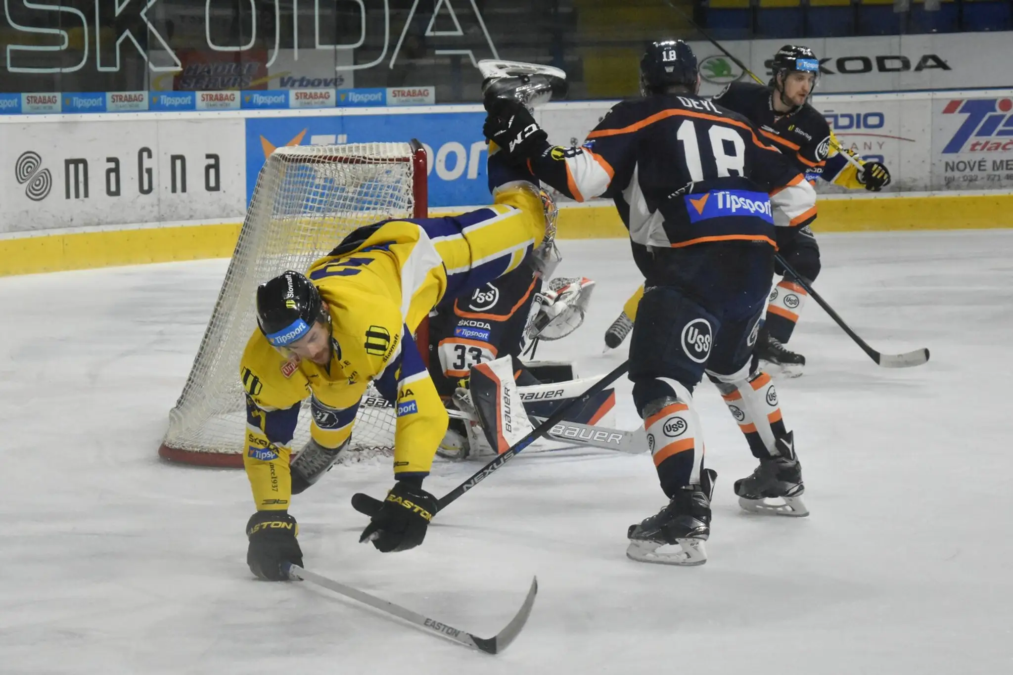 Kapitán ŠHK 37 Piešťany Richard Filip a Radek Deyl (HC Košice).