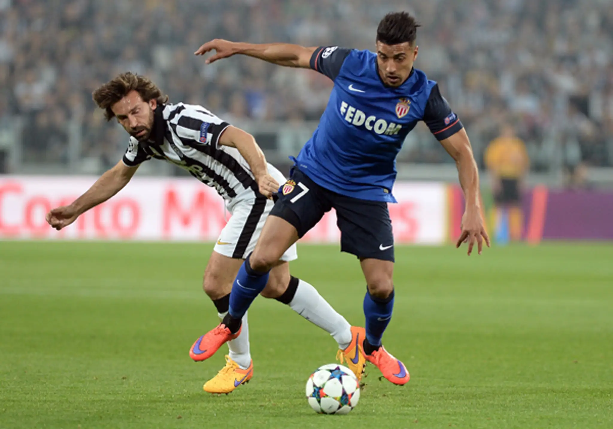 Andrea Pirlo (Juventus) a Nabil Dirar (Monaco) v prvom zápase štvrťfinále Ligy majstrov.