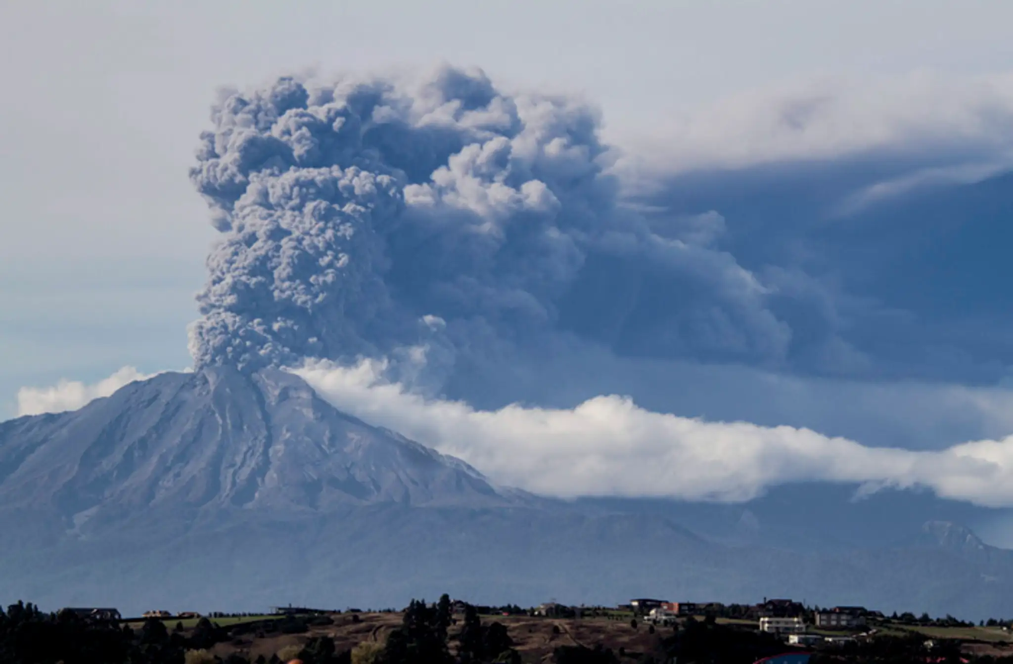 Sopka Calbuco opäť chŕli oblaky horúceho popola a skál na juhu Čile.