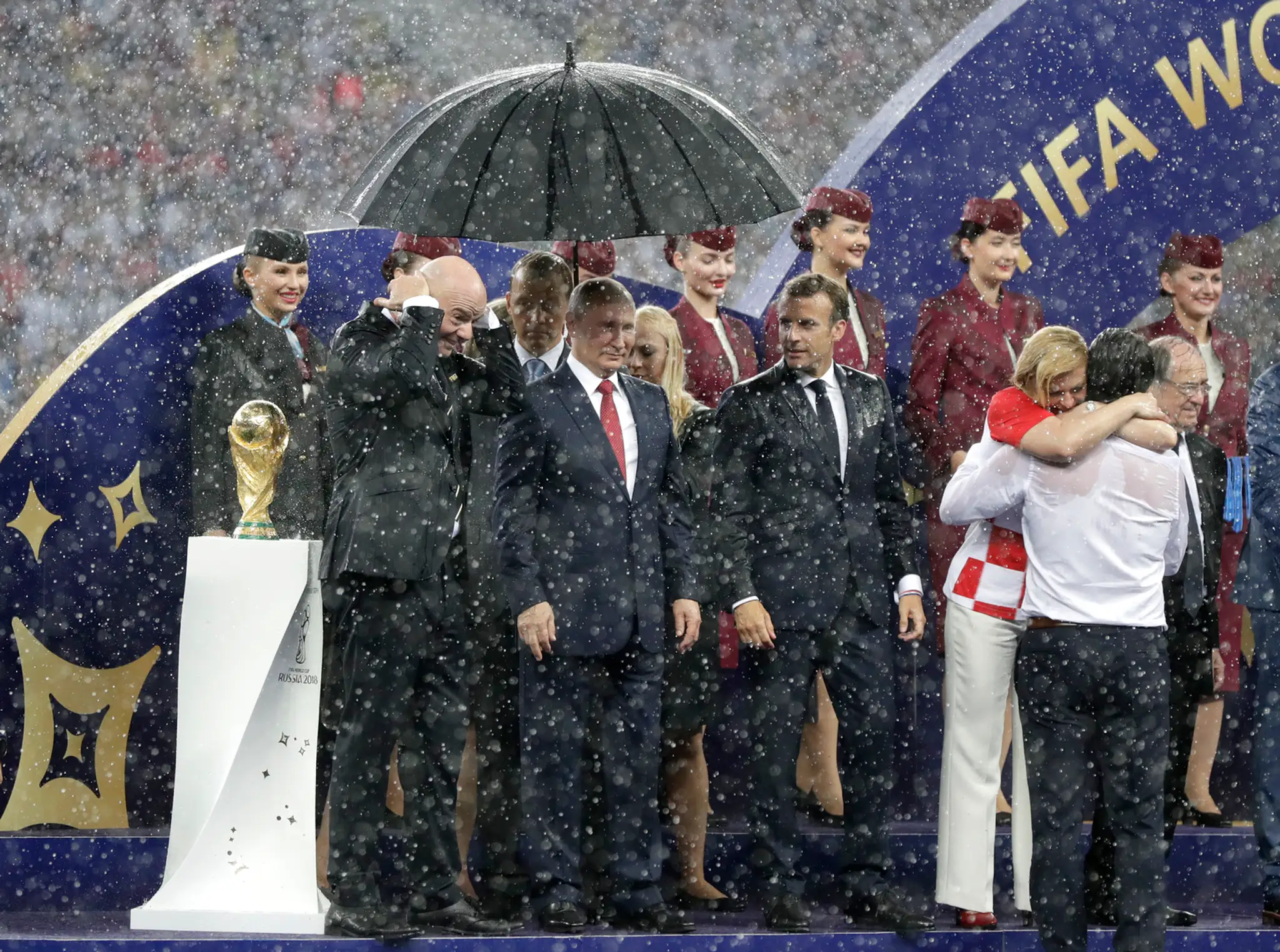 Zľava prezident UEFA Gianni Infantino, ruský prezident Vladimir Putin, jeho francúzsky kolega Emmanuel Macron a chorvátska prezi