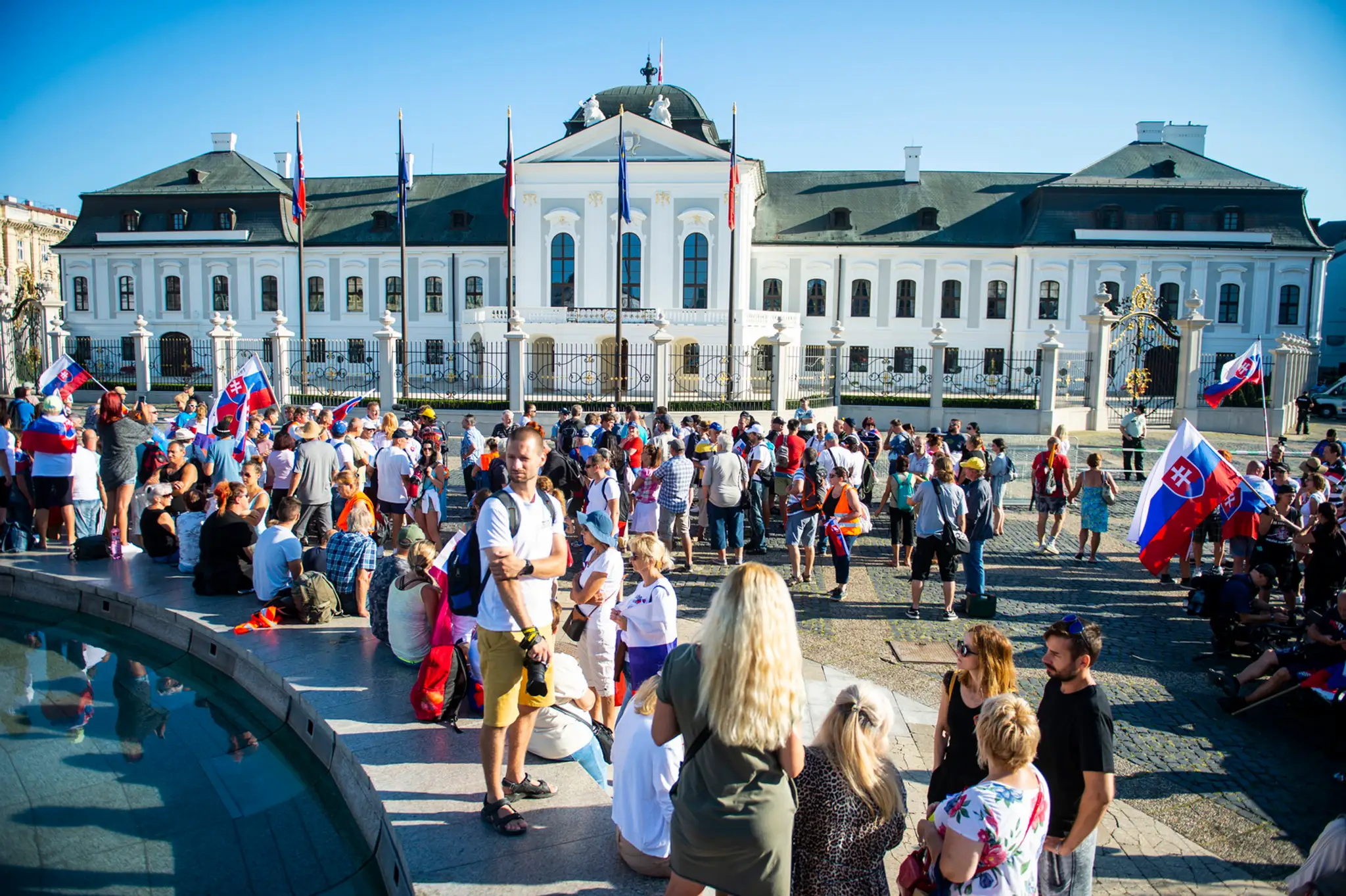 Protest pred Prezidentským palácom v Bratislave