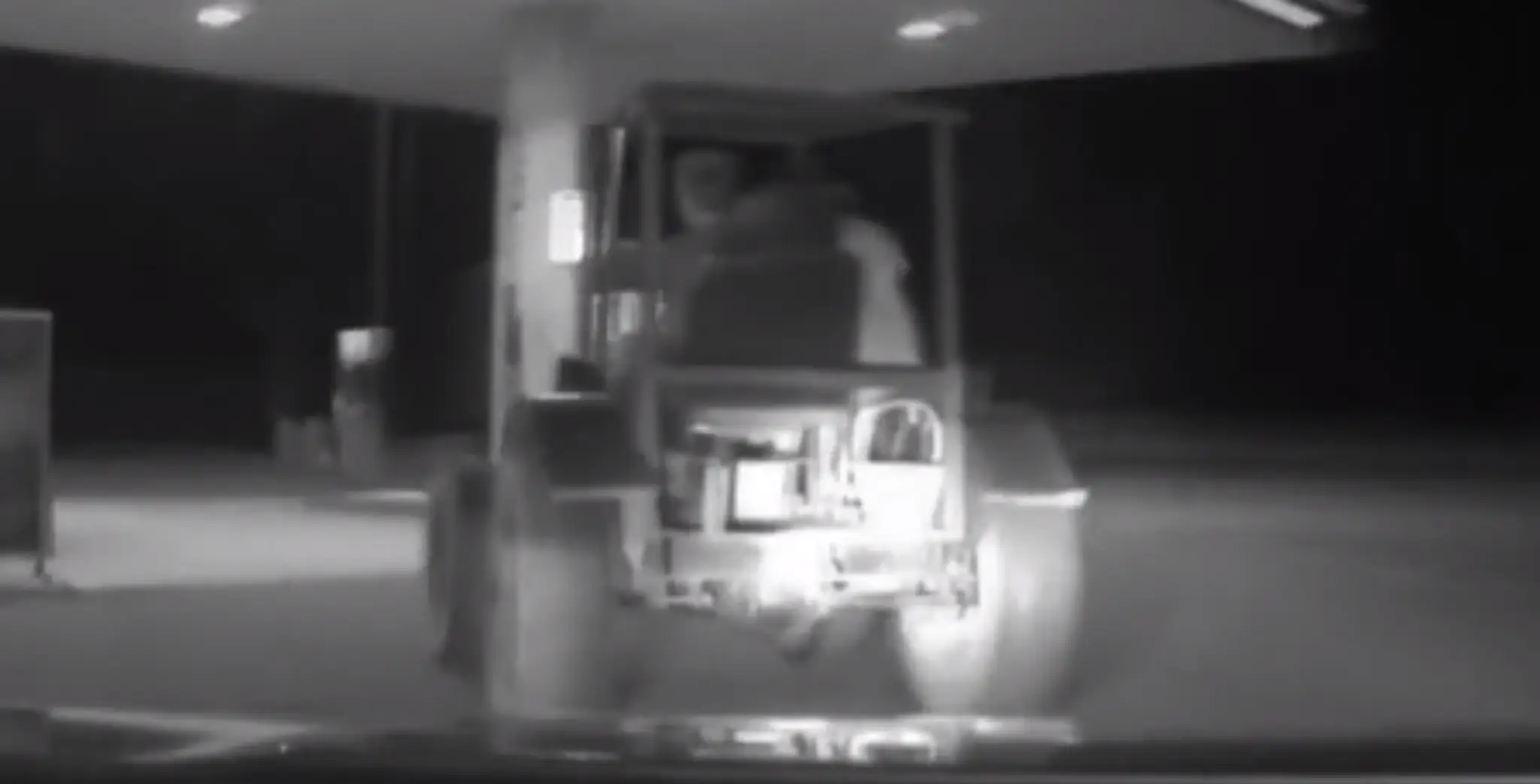Polícia naháňala malotraktor.