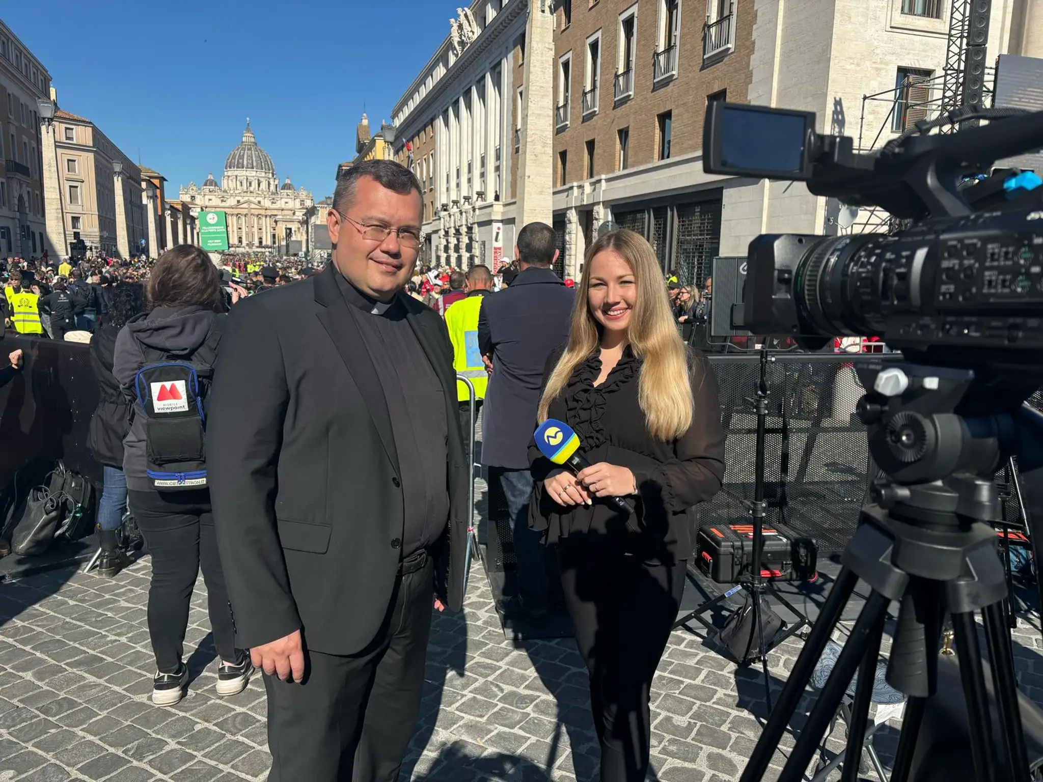 Redaktorka Roberta Nosko Gregorová a Martin Jarábek z Vatikánskeho rozhlasu