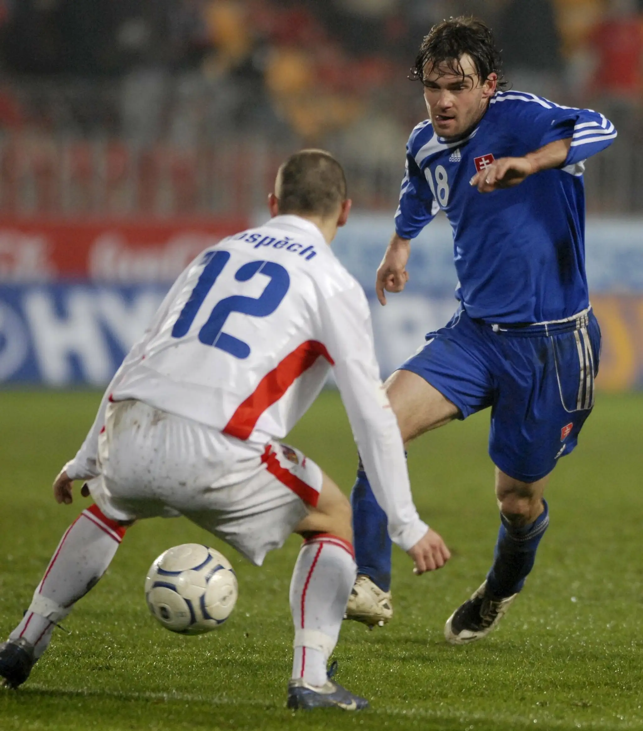 Karol Kisel v súboji so Zdenkom Pospěchom v zápase futbalovej kvalifikačnej D skupine na EURO 2008 medzi domácim Českom a Sloven