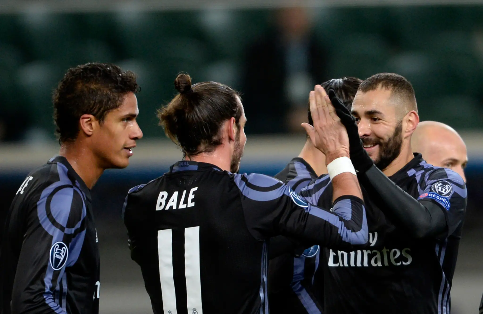 Karim Benzema (vpravo) z Realu Madrid oslavuje gól Garetha Bala (v strede) v dueli LM proti Legii Varšava.