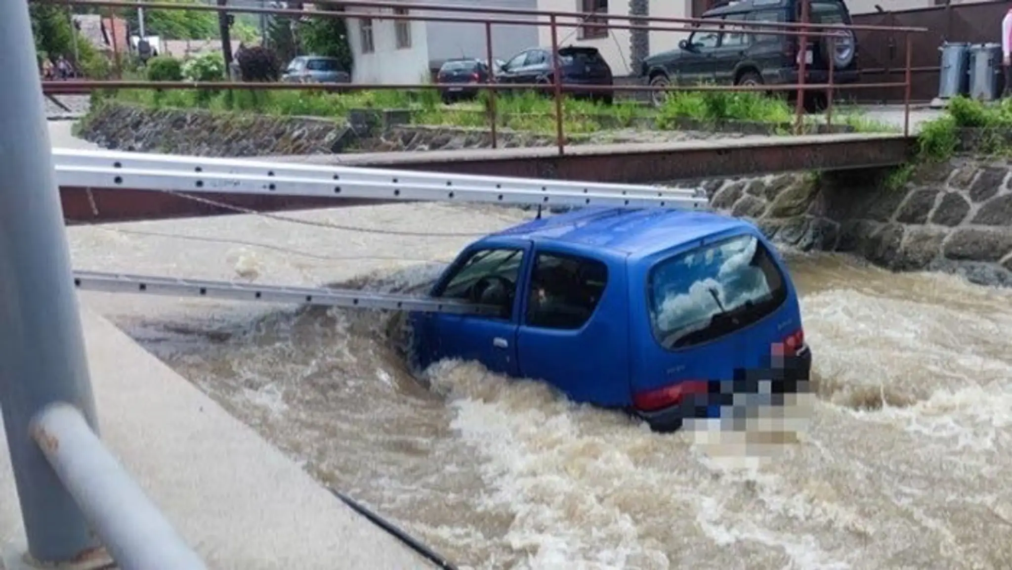 Babička uviazla s autom v potoku.