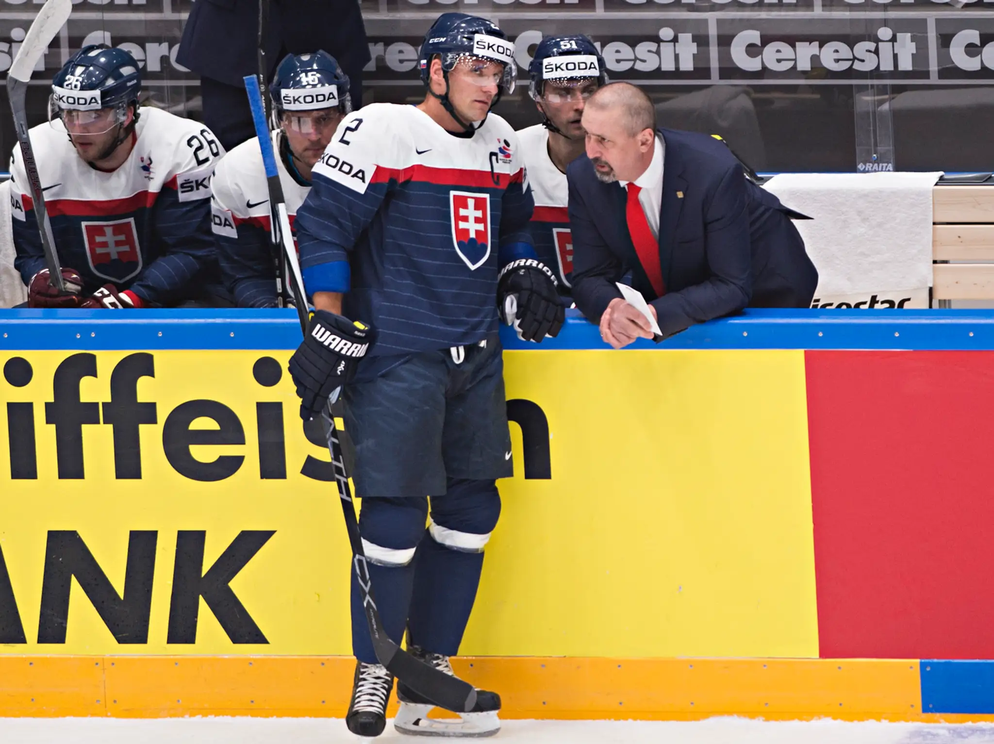 Tréner Zdeno Cíger dáva pokyny kapitánovi Andrejovi Sekerovi v zápase s USA.