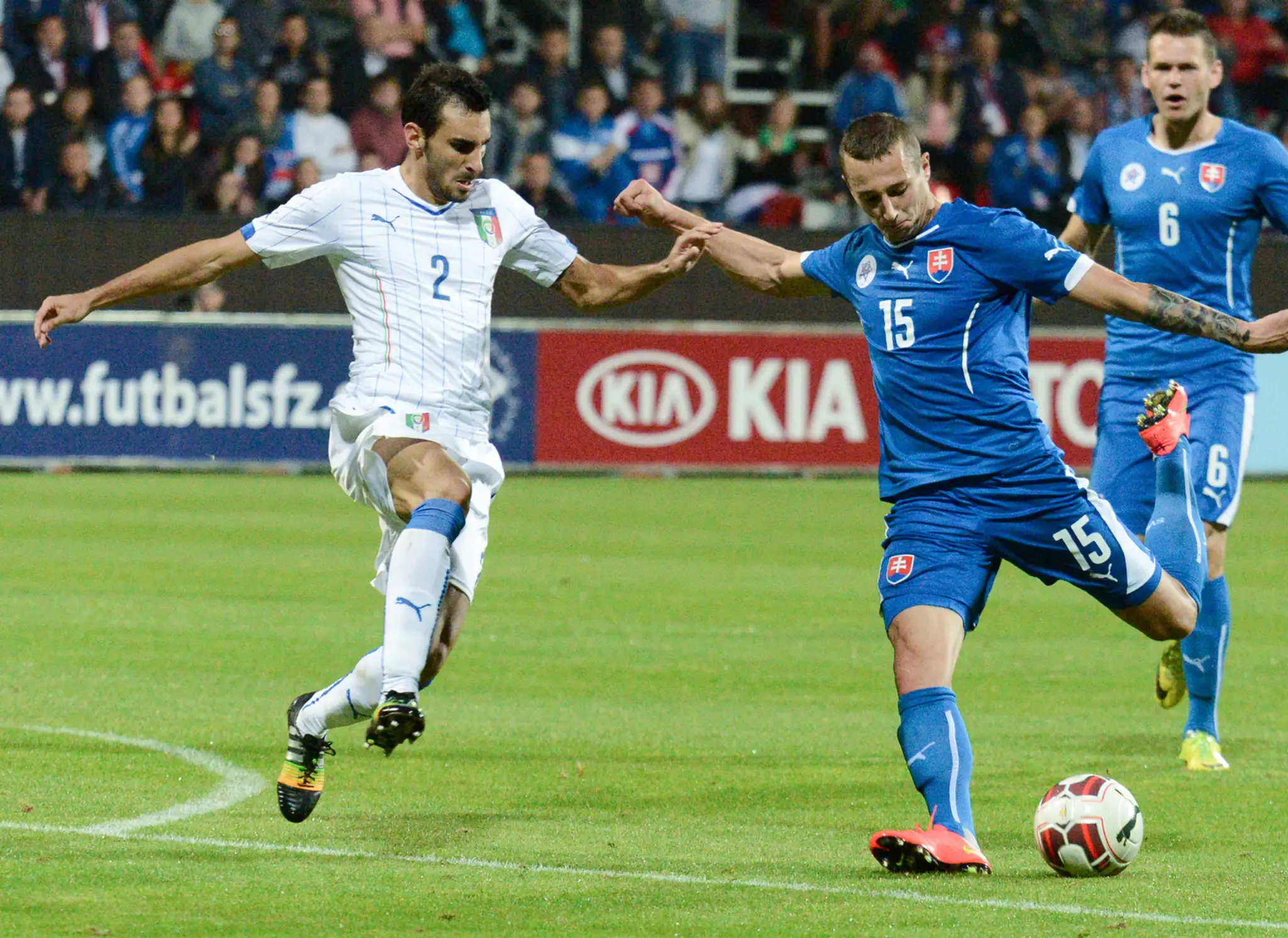 Adam Zreľák zo Slovenska (vpravo) strieľa gól v zápase play off o postup na finálový turnaj ME 2015 hráčov do 21 rokov vo futbal