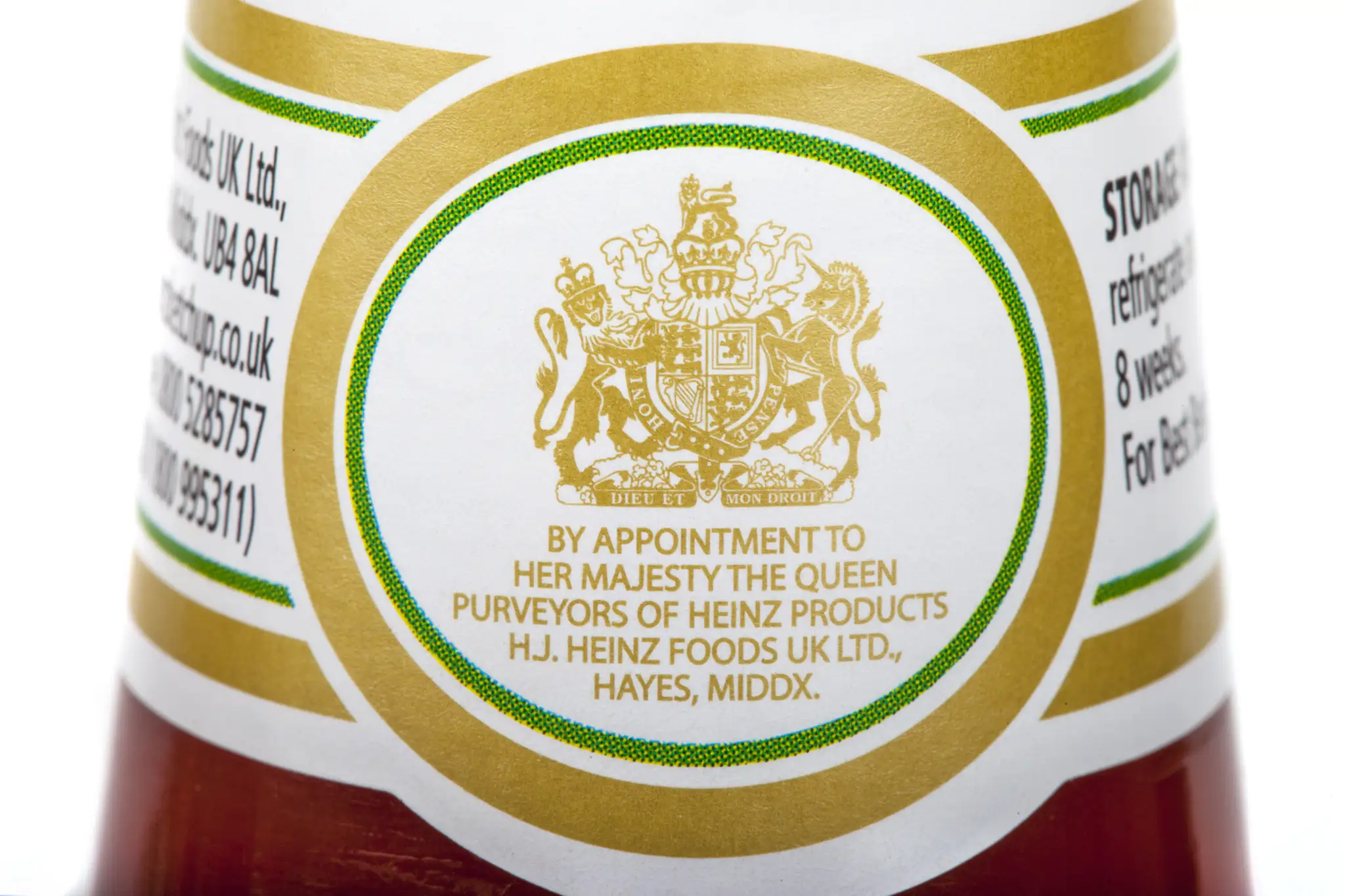 Britské kráľovské logo na hrdle fľaše kečupu od firmy Heinz.