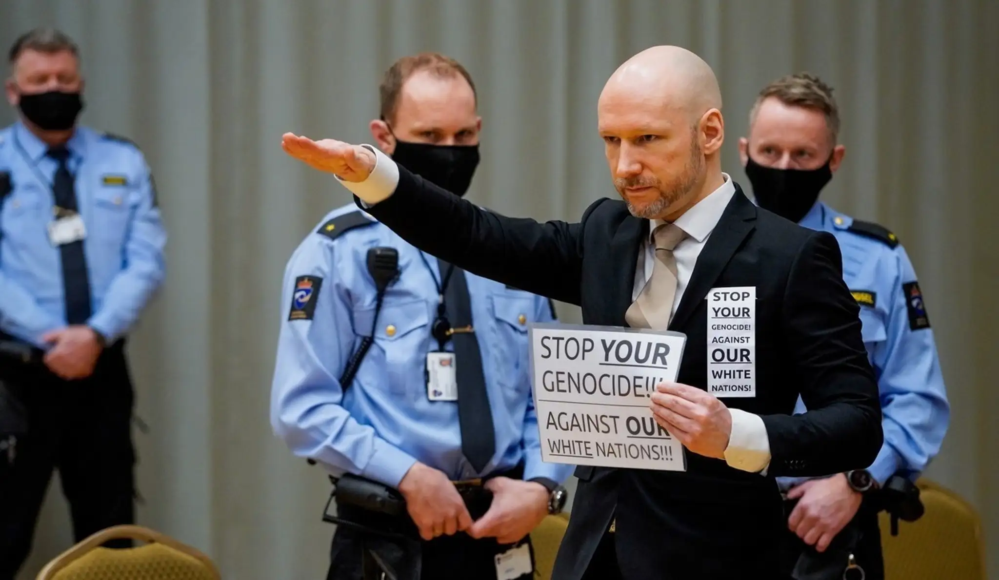 Breivik (42), ktorý si odpykáva trest za zabitie 77 ľudí v júli 2011, počas pojednávania prezentoval svoje krajine pravicové náz