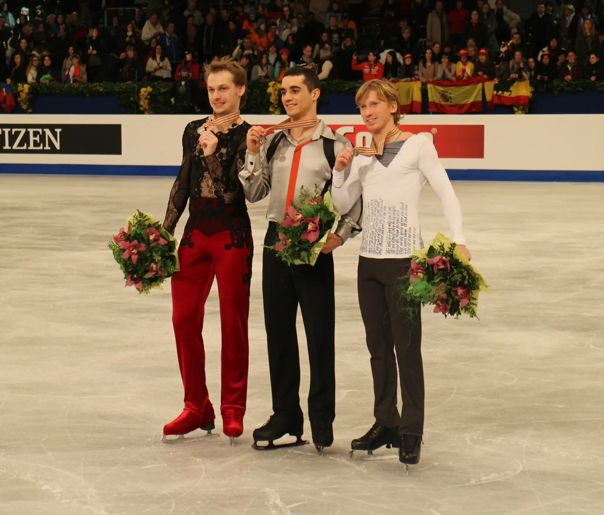 Medailisti z ME v Budapešti v kategórii mužov. Zľava: Sergei VORONOV (RUS), Javier FERNANDEZ (ESP), Konstantin MENSHOV (RUS)
