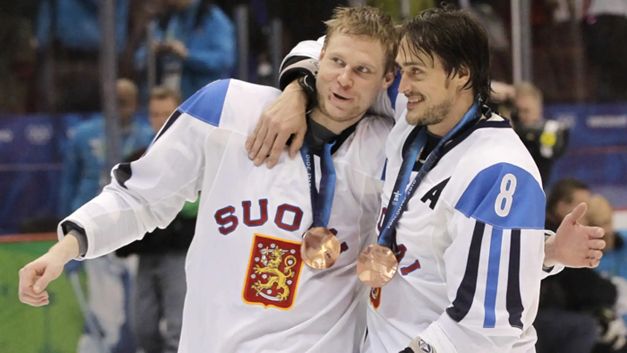 Snímka zo ZOH vo Vancouveri z 28. februára 2010. Mikko Koivu (vľavo) a Teemu Selänne s bronzom. Podľahli sme im 5:3.
