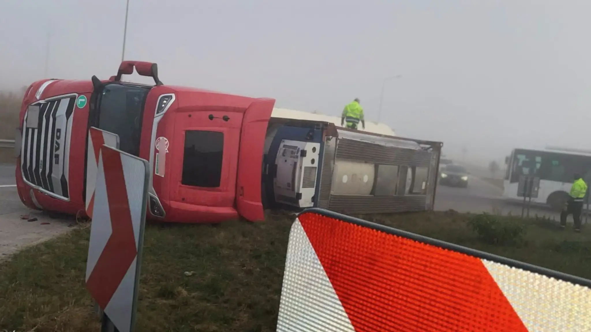 Odstraňujú havarovaný kamión na R2.