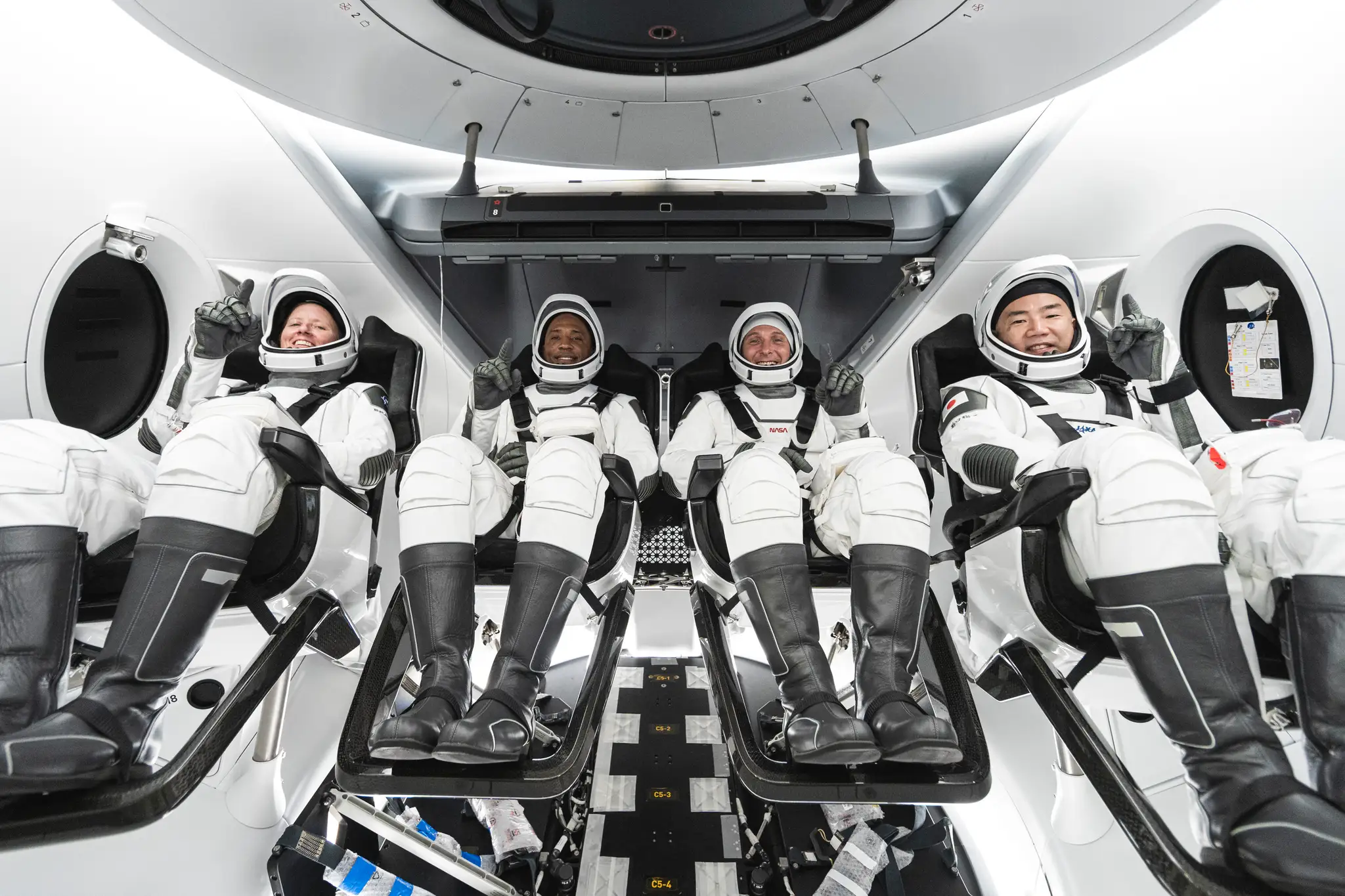 Astronauti NASA, ktorí tvoria posádku misie NASA Crew-1 - v kozmickej lodi Crew Dragon 