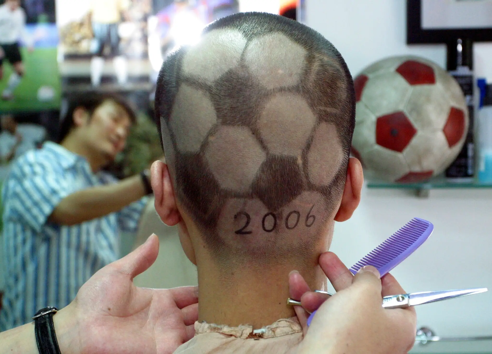 Futbalový fanúšik si dal urobiť účes symbolizujúci futbalové MS 2006
