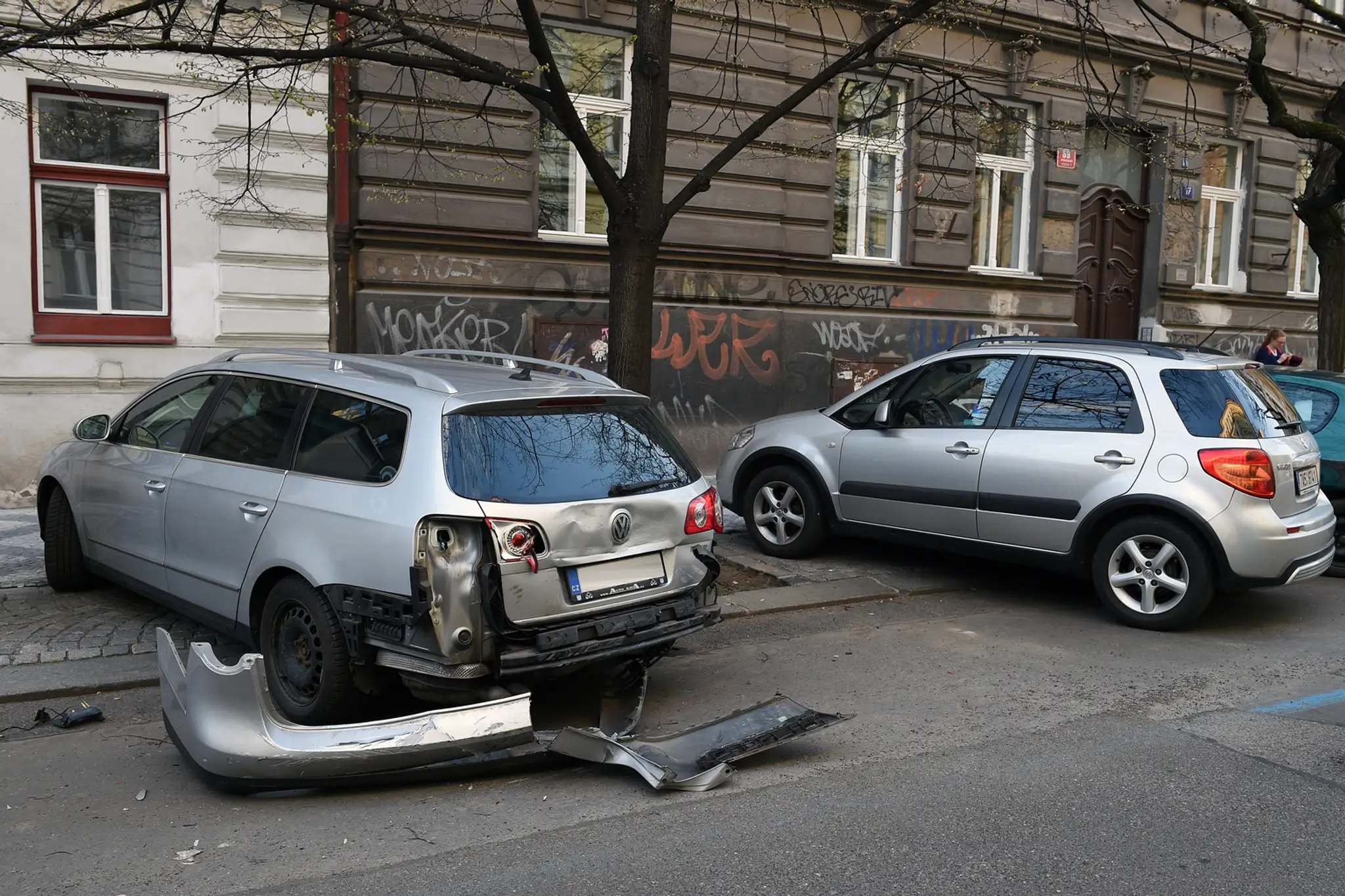 Zničené auto v Šumavskej ulici.