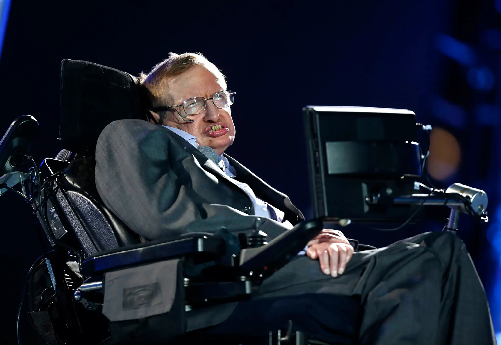 Stephen Hawking zomrel doma v spánku. 