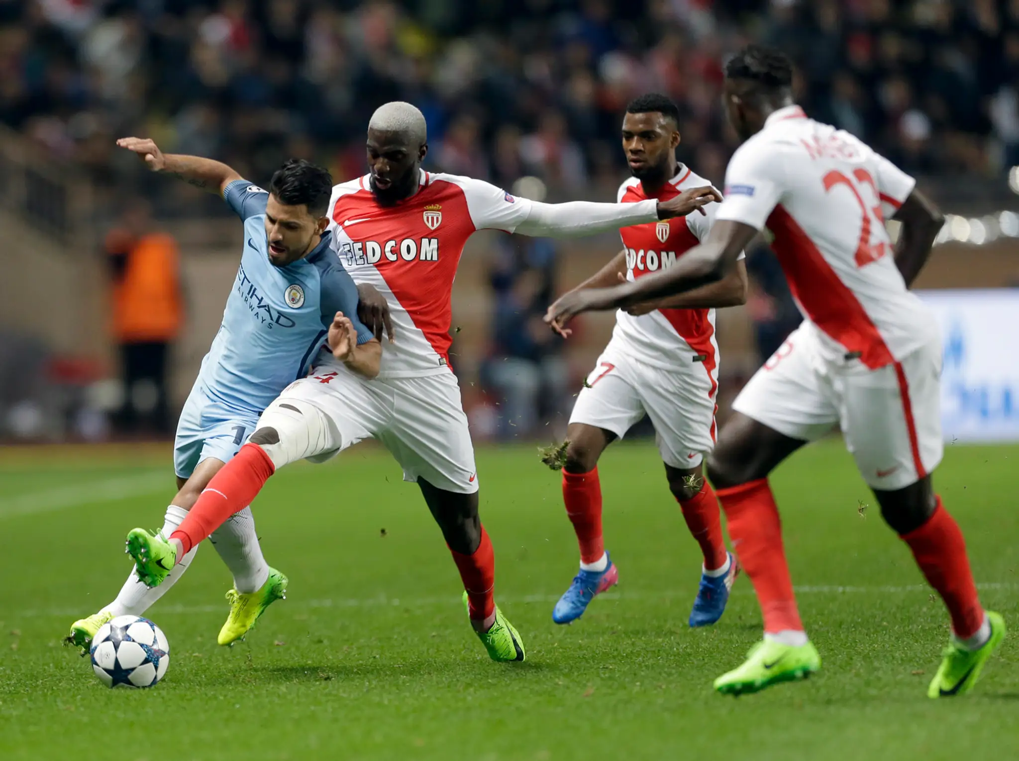 Sergio Agüero (vľavo) z ManCity sa snaží ujsť Tiemoué Bakayokovi z Monaca v odvete osemfinále LM.