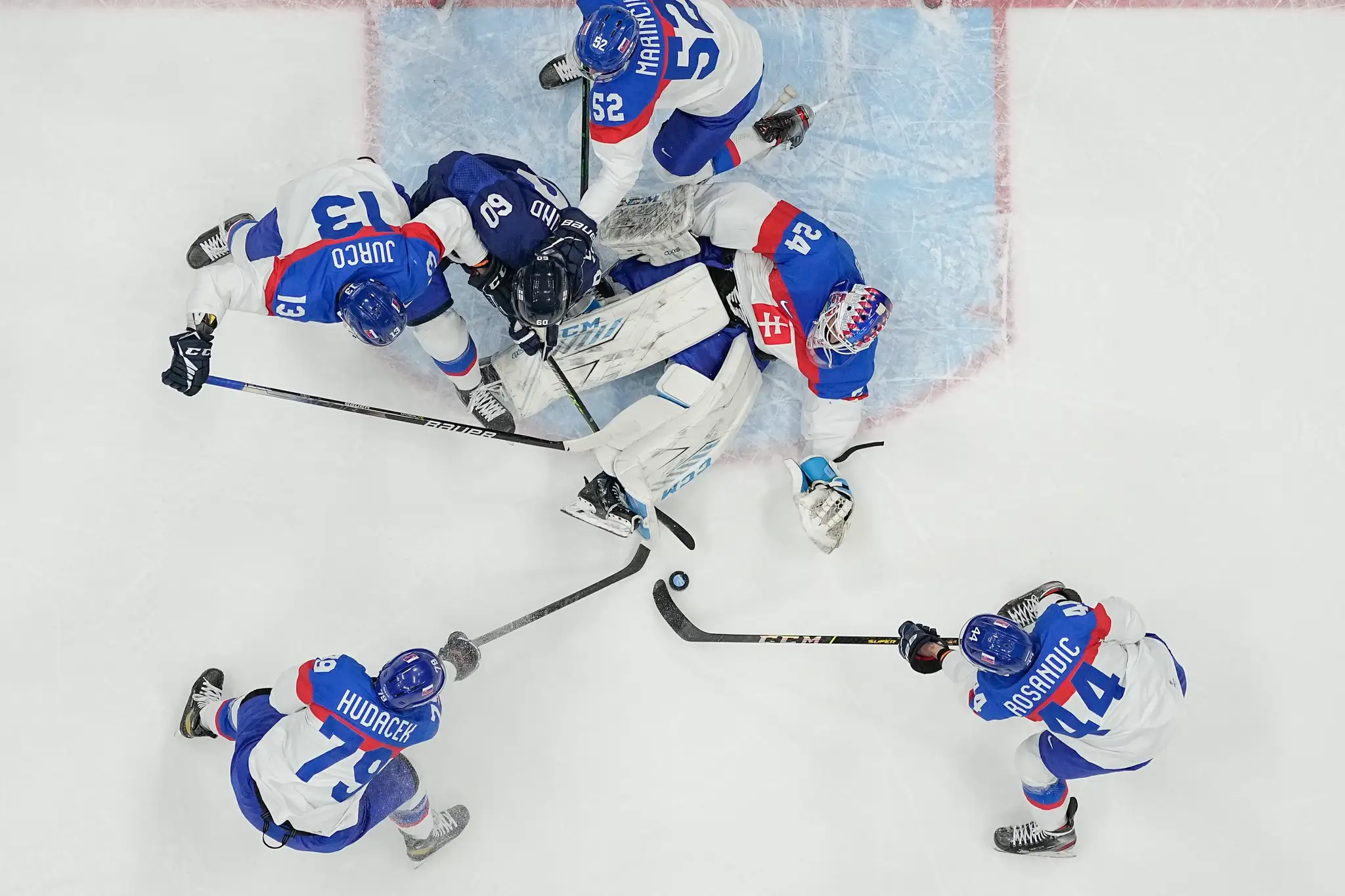 Gólman Slovenska Patrik Rybár v semifinále ZOH 2022 proti Fínsku.