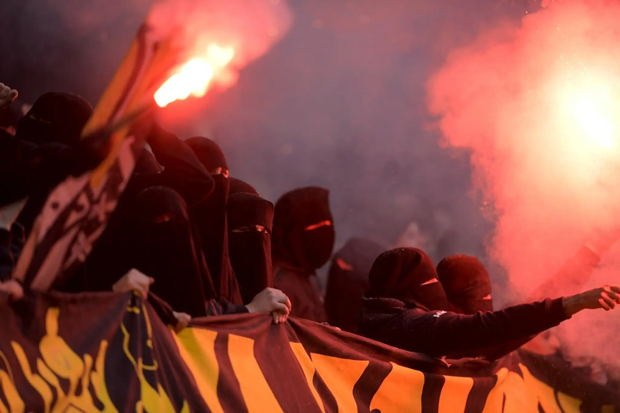 Fanúšikovia vymenili kukly za moslimské nikáby.