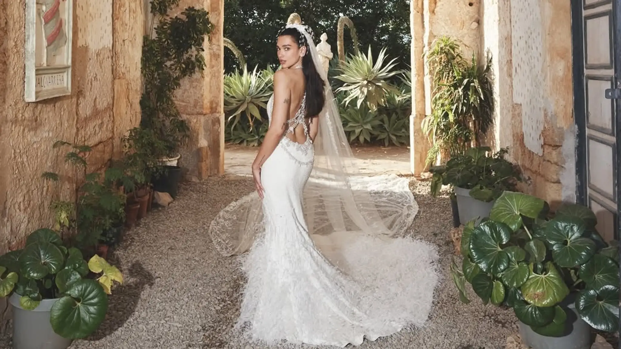 Dua Lipa žiarila ako nevesta.
