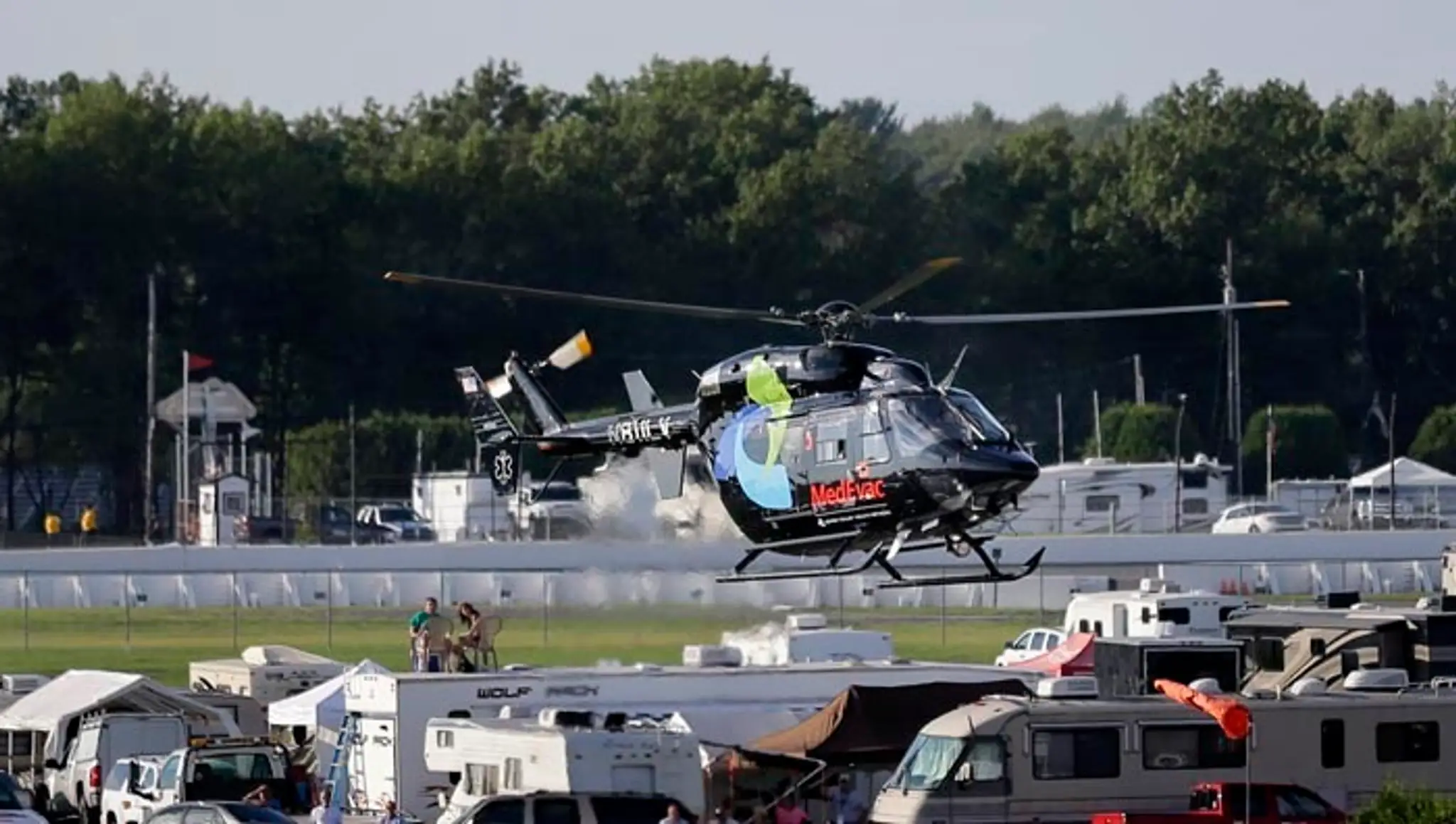 Britského jazdca Justina Wilsona odváža helikoptéra z okruhu Pocono počas preteku série Indy Car v americkom Long Ponde.