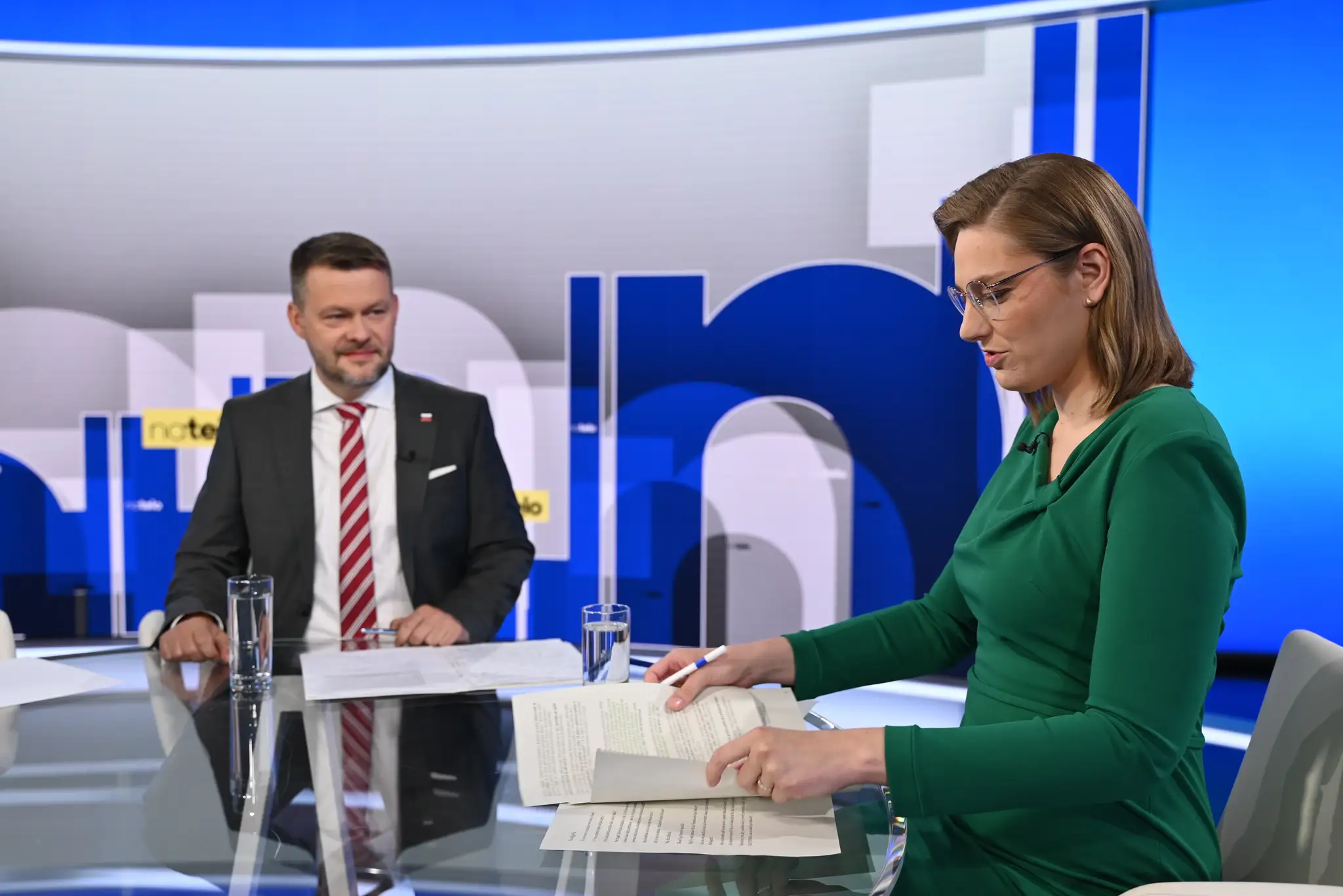 Moderátorka Karolína Lacová diskutovala v relácii Na telo s ministrom investícií, regionálneho rozvoja a informatizácie Samuelom Migaľom (nominant Smeru-SD) a s poslankyňou NR SR a predsedníčkou strany Za ľudí Veronikou Remišovou