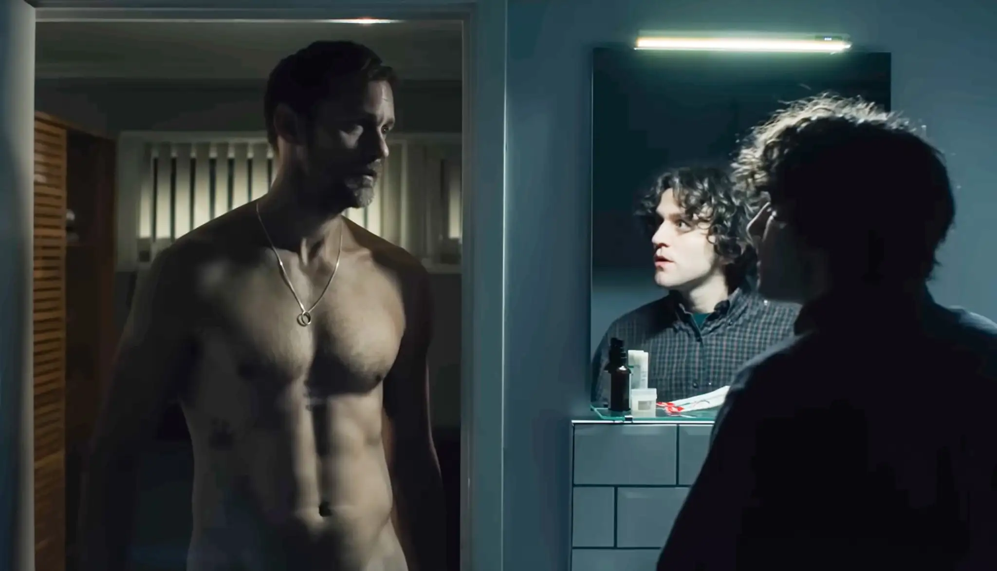 Alexander Skarsgård a Harry Melling vo filme Pillion