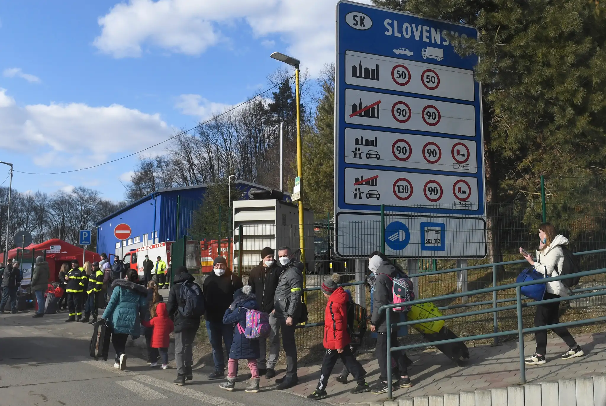Vojnoví utečenci z Ukrajiny na hraničnom priechode Ubľa-Malyj Bereznyj.