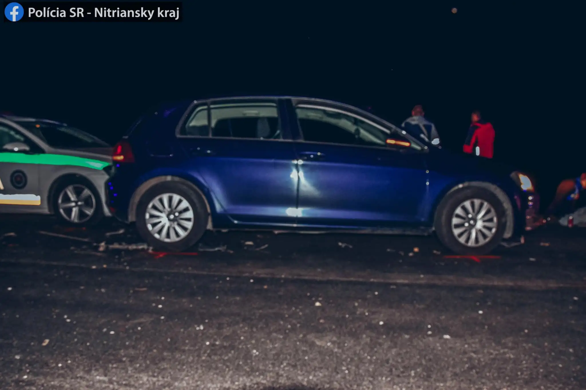 Vodič vozidla narazil do dvoch policajných áut 