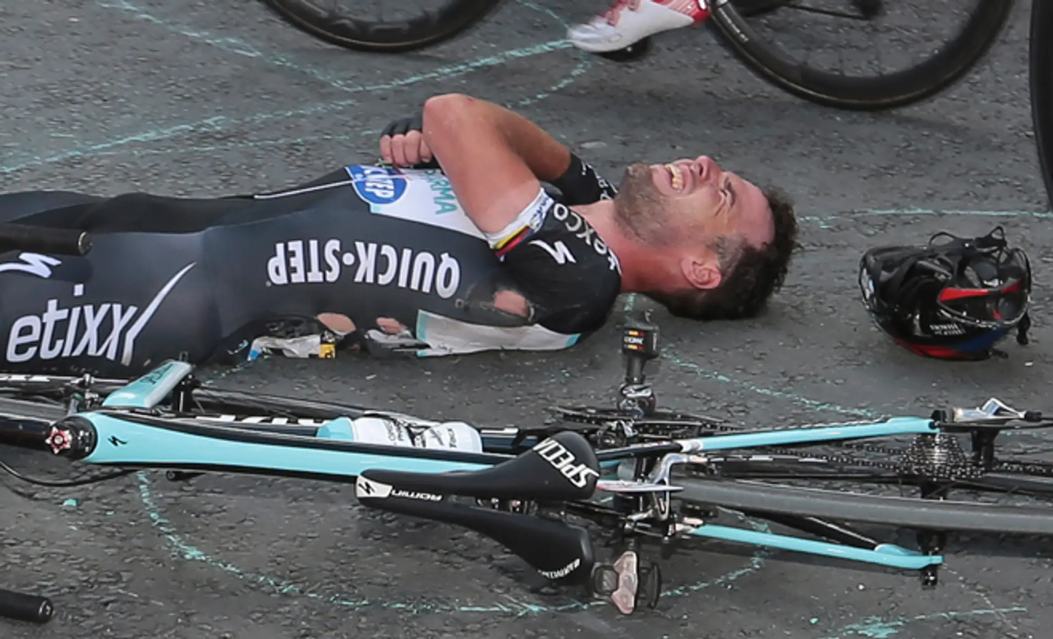 Britský cyklista Mark Cavendish leží na zemi po páde na poslednom kilometri prvej etapy TdF.