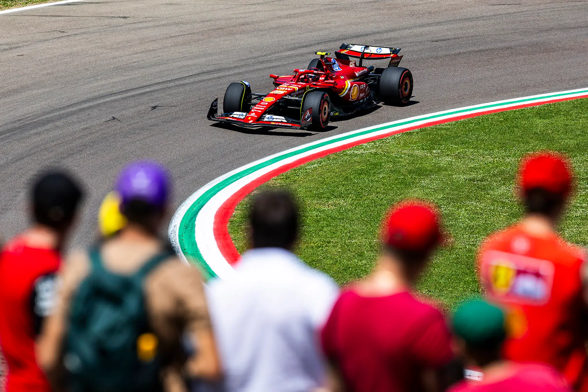 Carlos Sainz na Ferrari na trati.