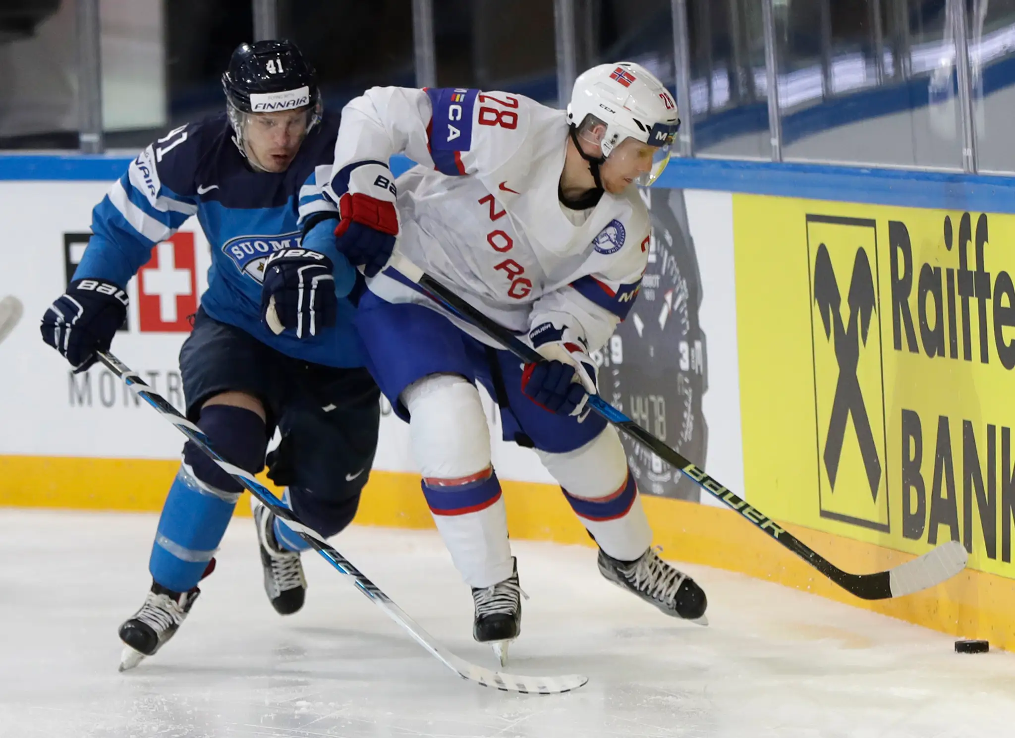 Antti Pihlström (vľavo) z Fínska atakuje v dueli MS 2017 Nóra Niklasa Roesta.