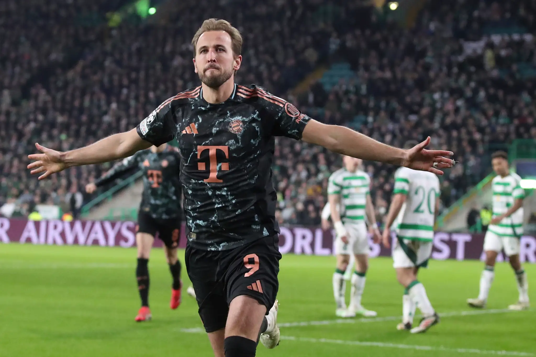Futbalista Bayernu Harry Kane sa teší z gólu