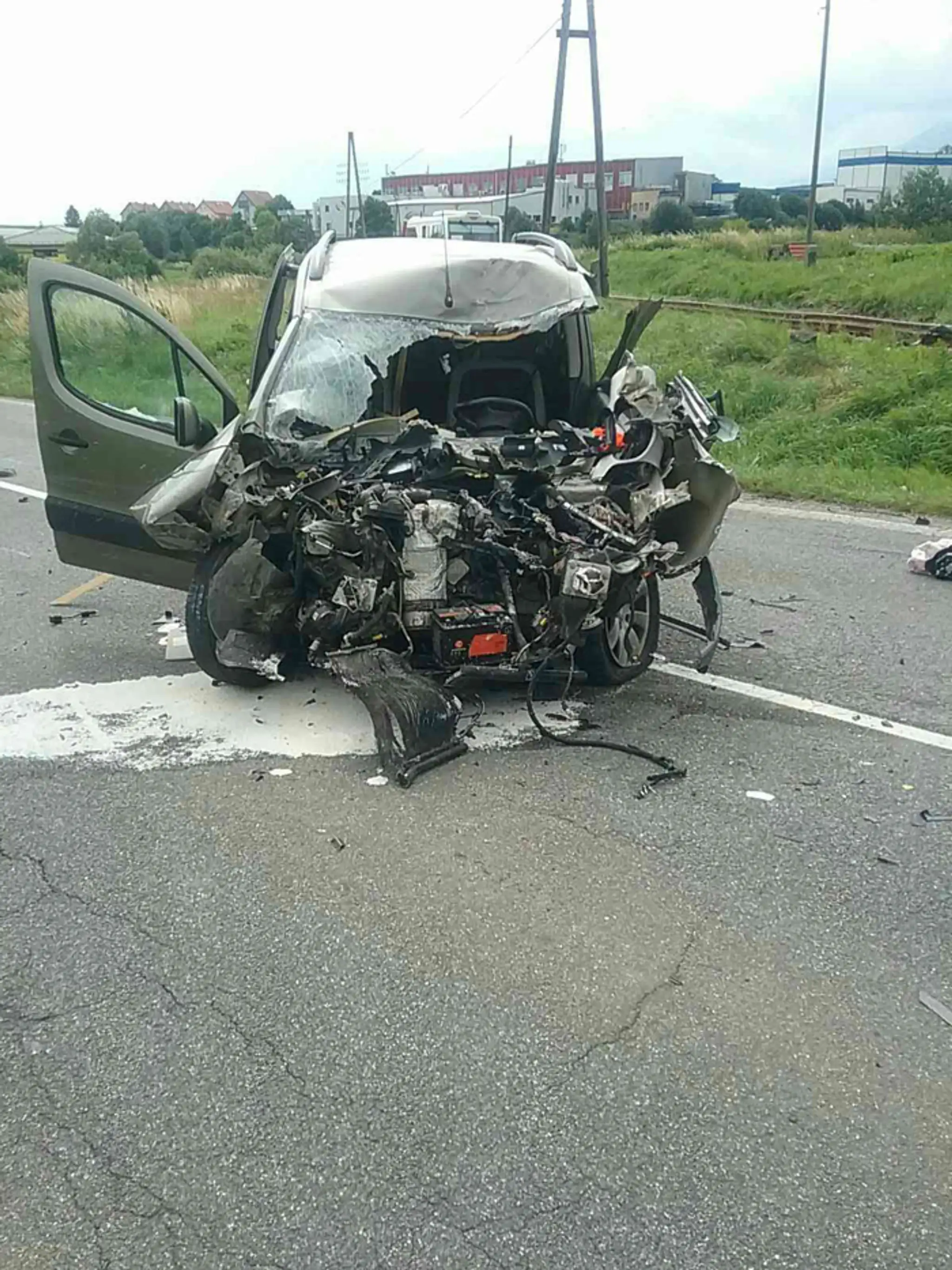 Auto po nehode s vlakom v meste Spišská Belá, časť Strážky