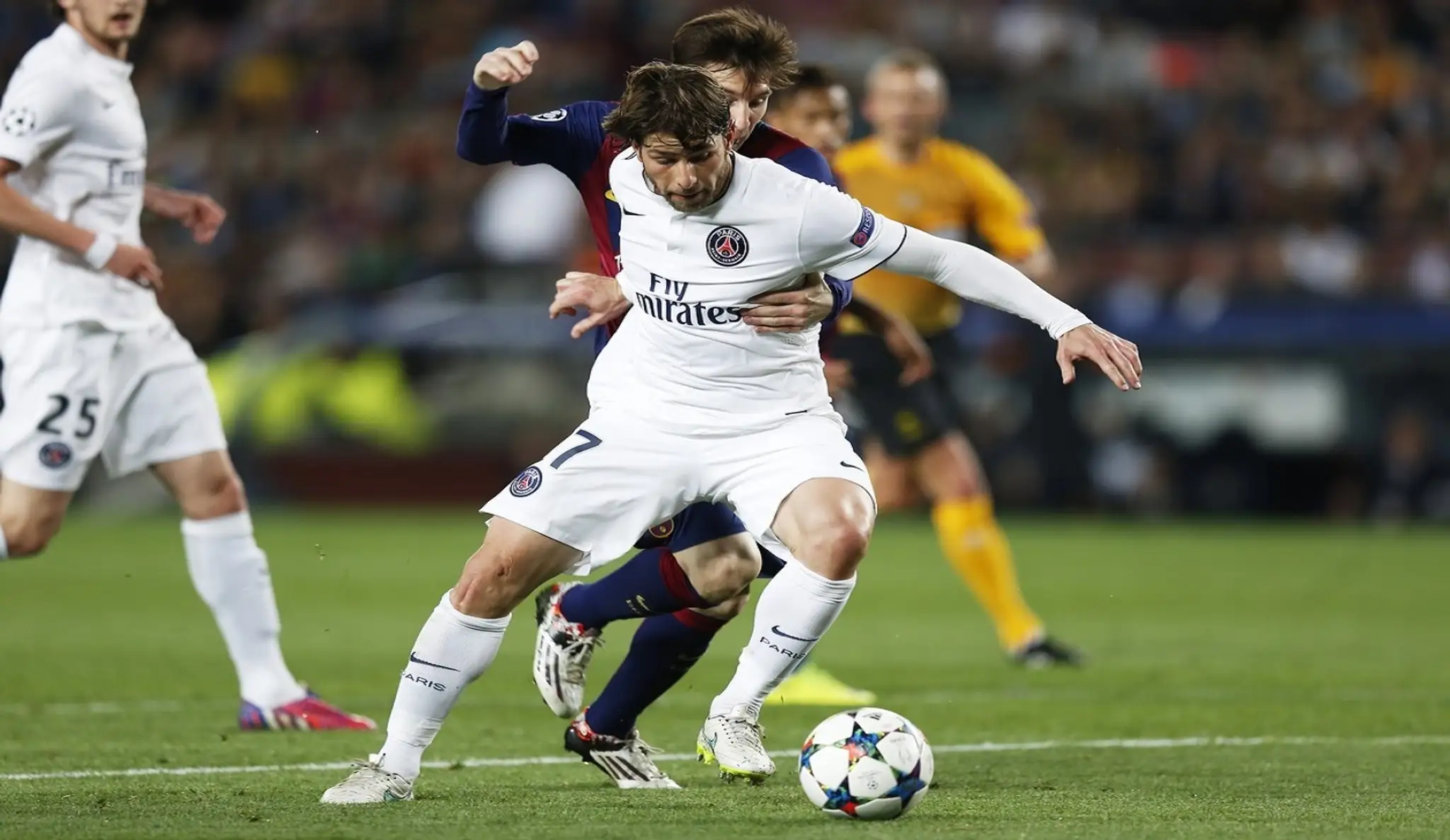Obranca PSG Maxwell v súboji o loptu s Lionelom Messim.