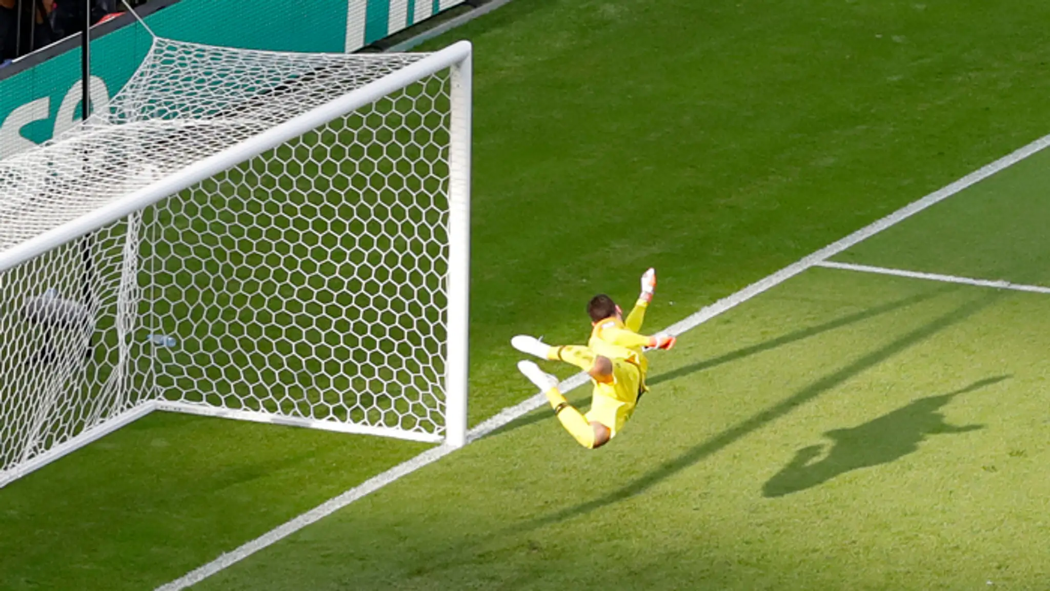 Francúzsky brankár Hugo Lloris nestačil na strelu Argentínčana Angela di Mariu v osemfinále MS.