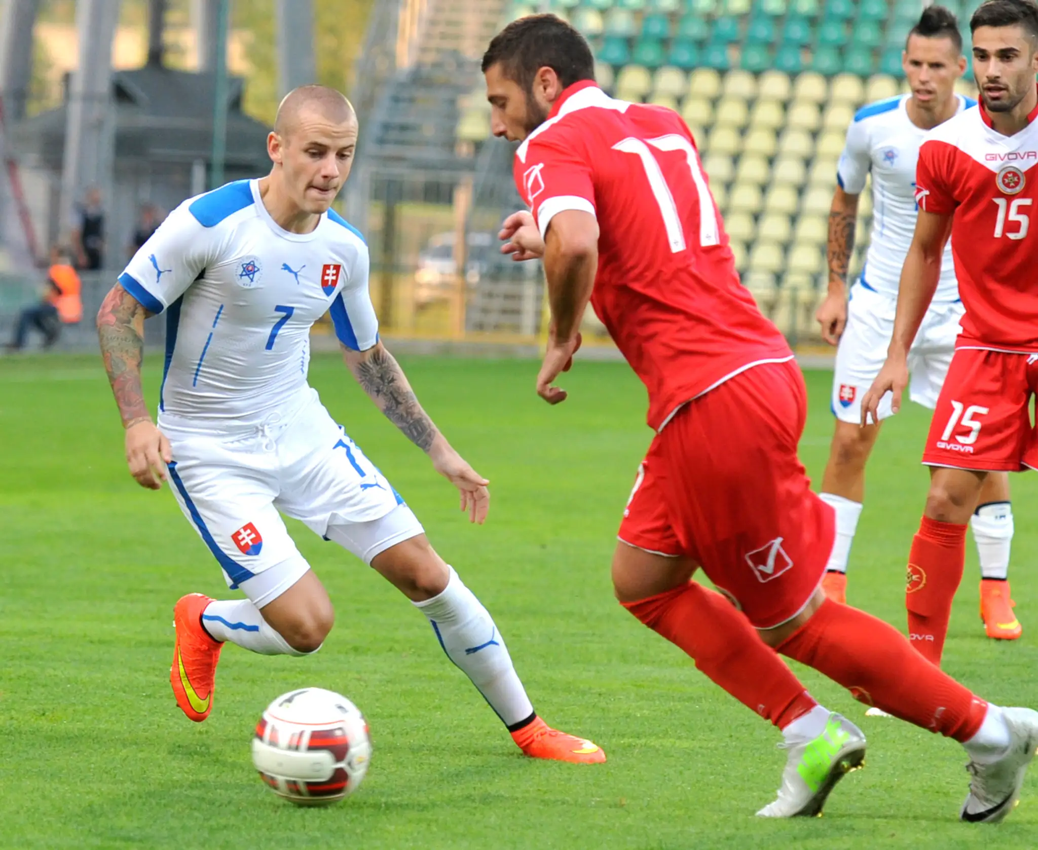 Vladimír Weiss ml. (vľavo) a hráč Malty Ryan Camilleri počas prípravného zápasu medzi Slovenskom a Maltou.
