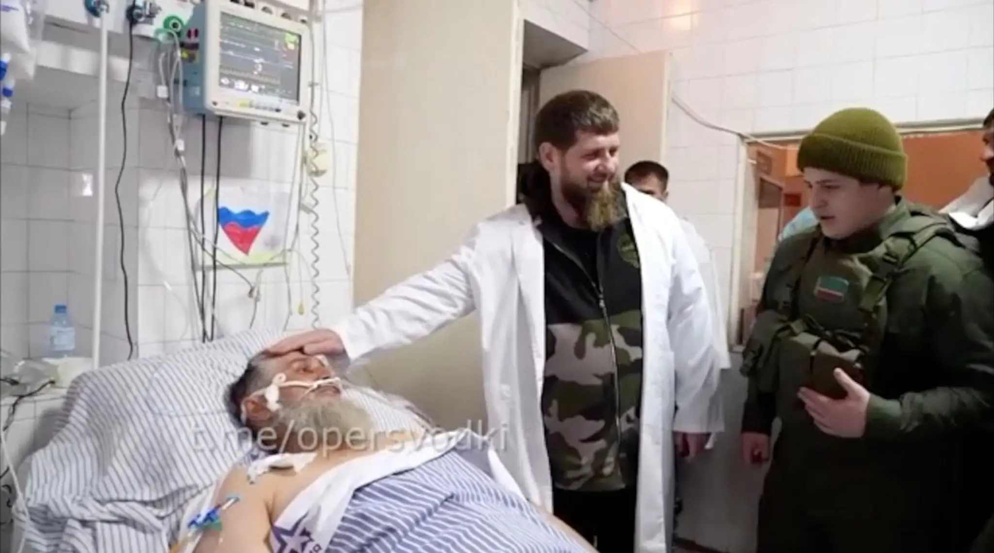 Ramzan Kadyrov so synom Adamom pri nemocničnom lôžku Ruslana Geremejeva, hlavného podozrivého v prípade vraždy Borisa Nemcova.