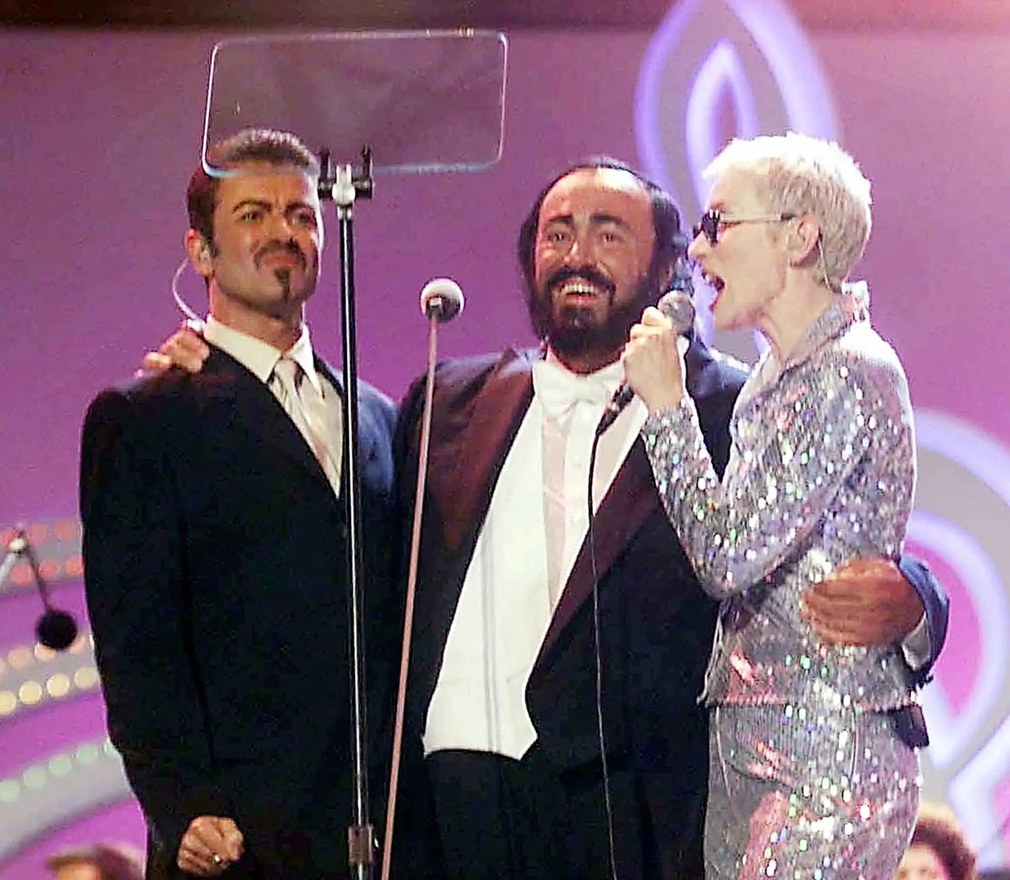 George Michael na jednom pódiu s Lucianom Pavarottim a Annie Lenox.