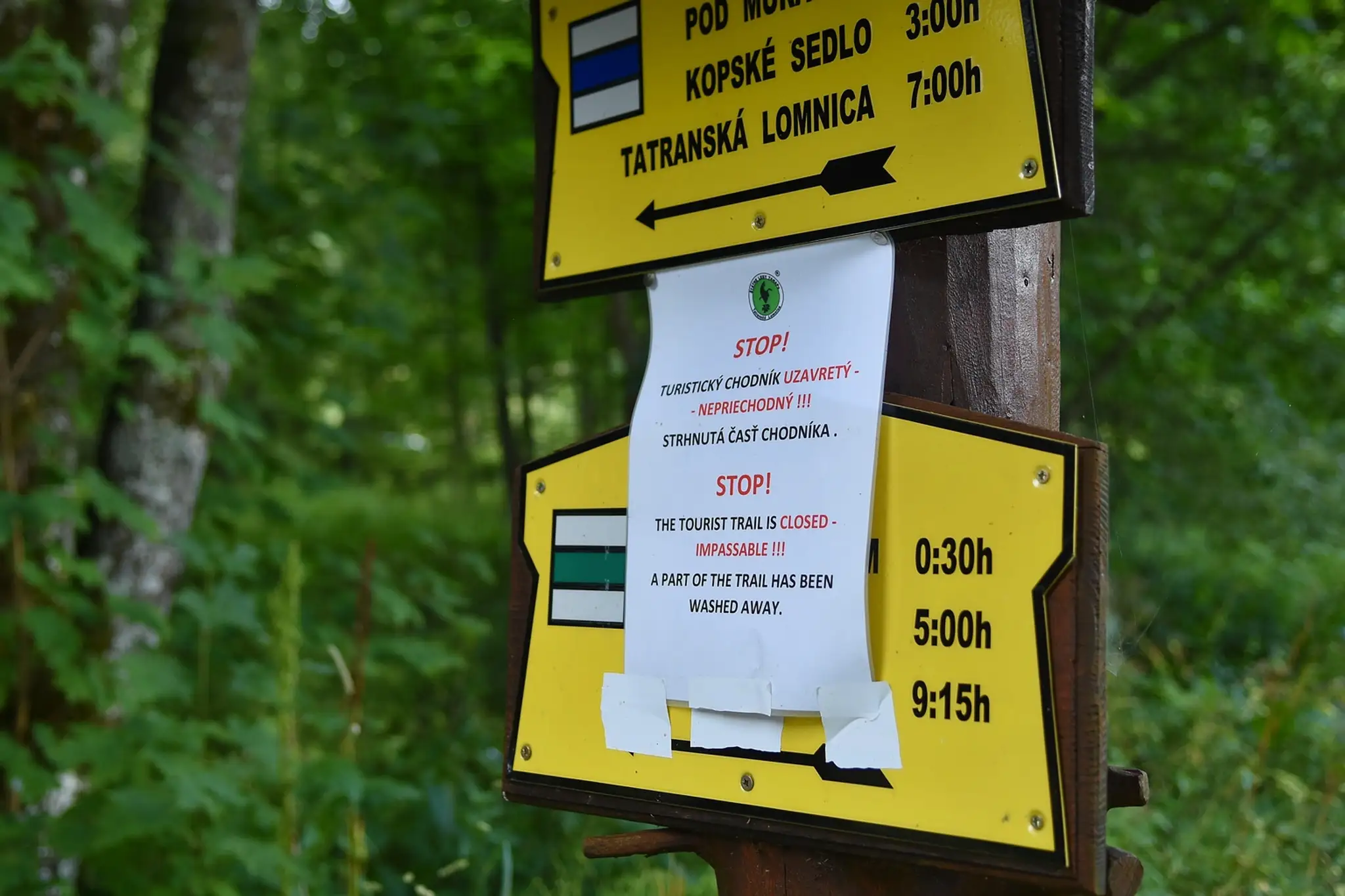 Informačné tabule prelepené zákazom vstupu do Javorovej doliny vo Vysokých Tatrách.