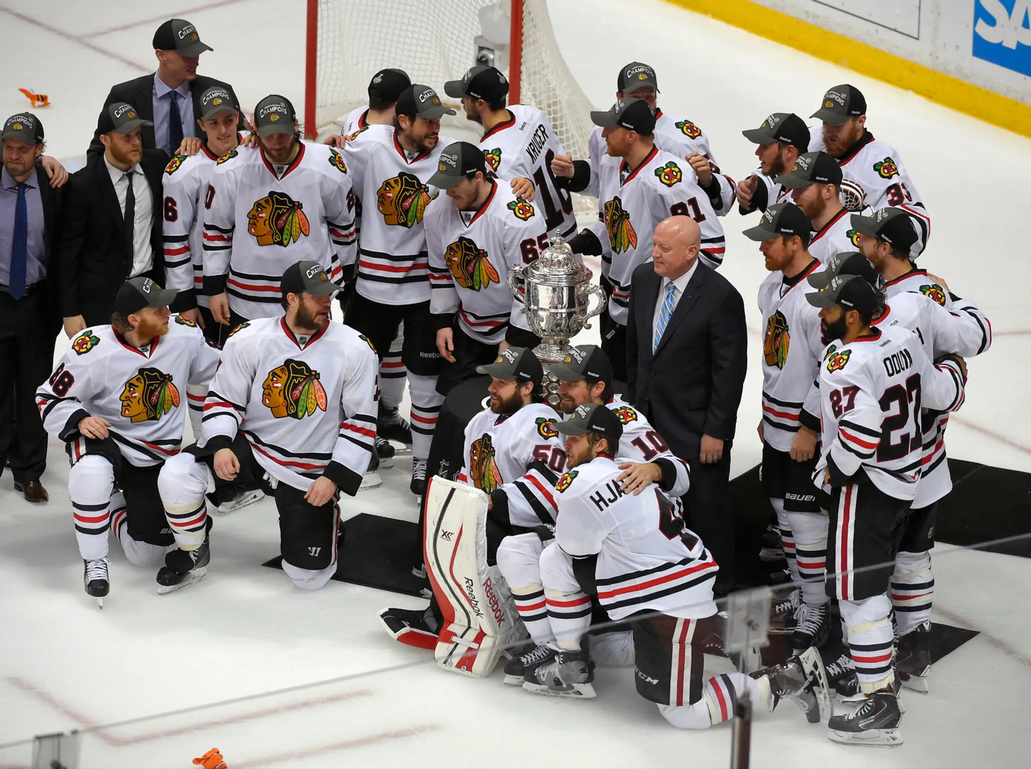 Chicago Blackhawks sa fotí s trofejou pre víťaza Západnej konferecie.