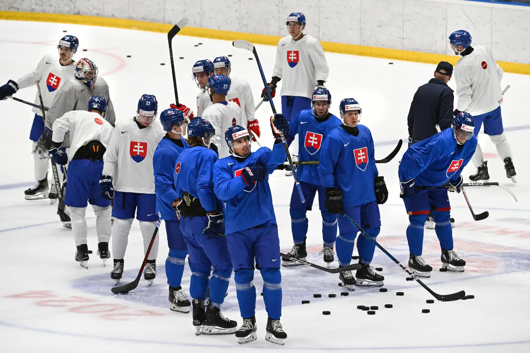 Na snímke hokejisti počas tréningu slovenskej hokejovej reprezentácie pred začiatkom kvalifikácie na zimné olympijské hry v Taliansku v roku 2026.