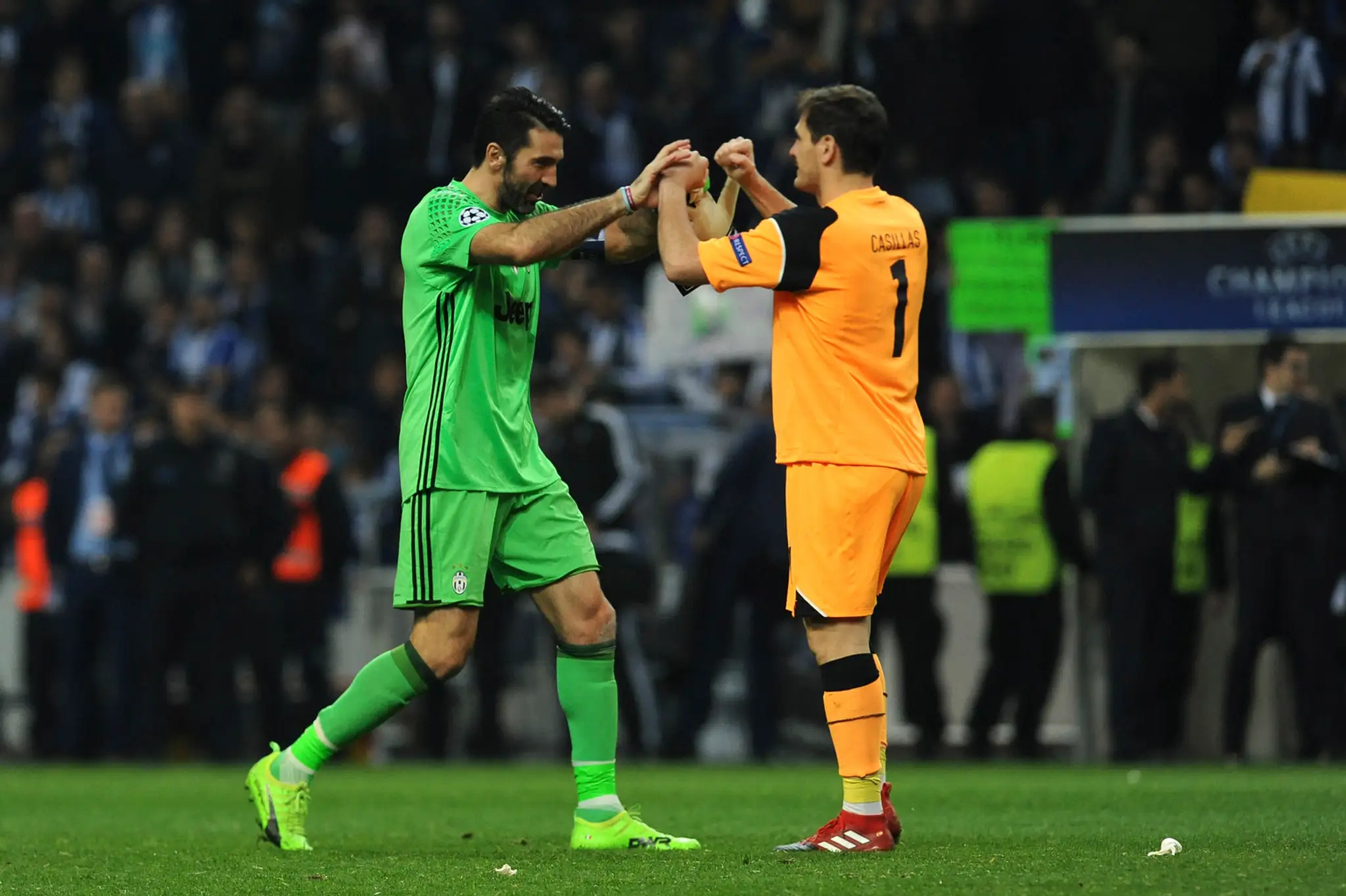 Gólman Juventusu Gianluigi Buffon (vľavo) si po osemfinále LM proti podáva ruku s gólmanom Porta Ikerom Casillasom.