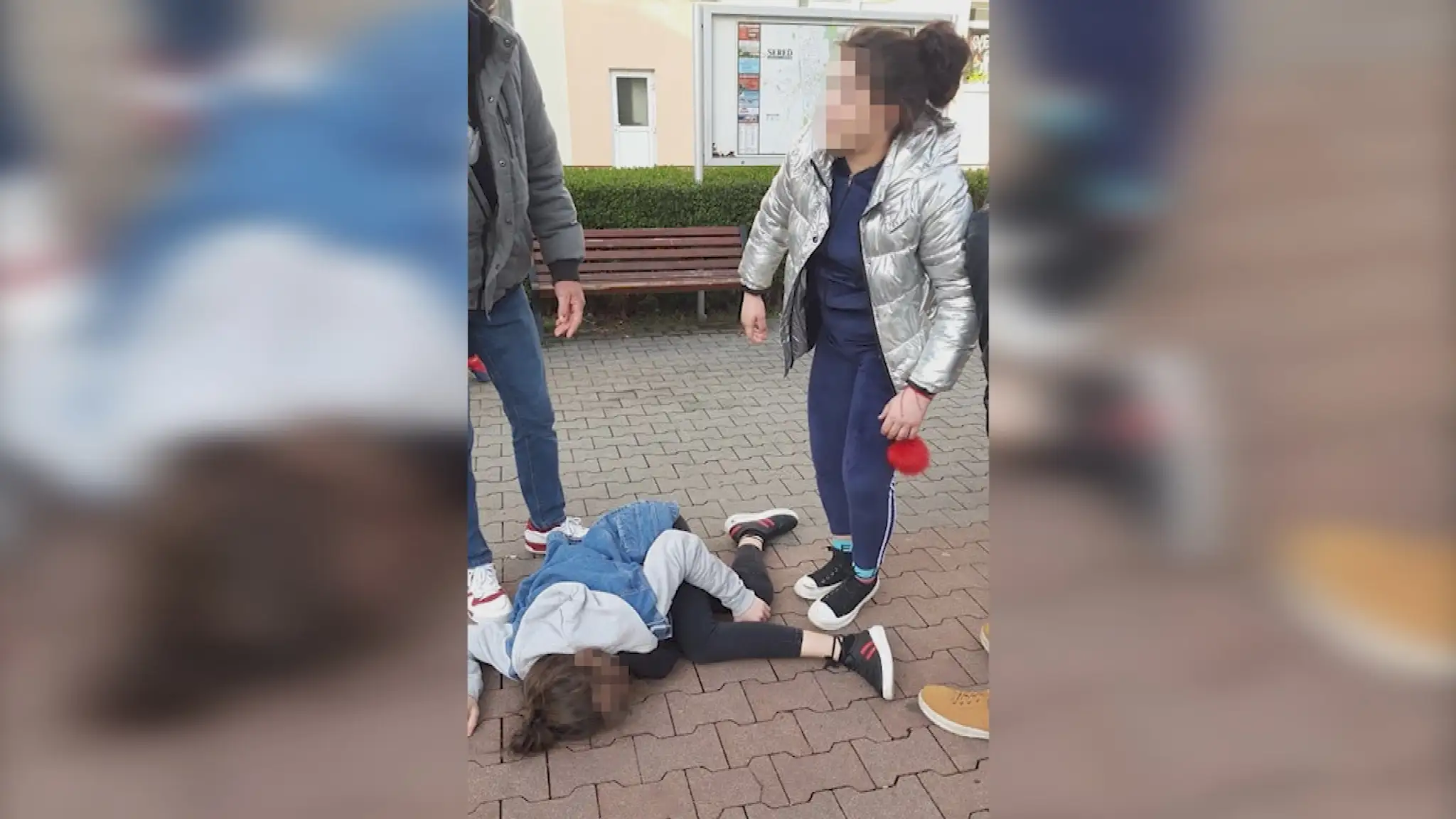 Nevládala stáť na nohách a pri obchodnom dome spadla na zem.
