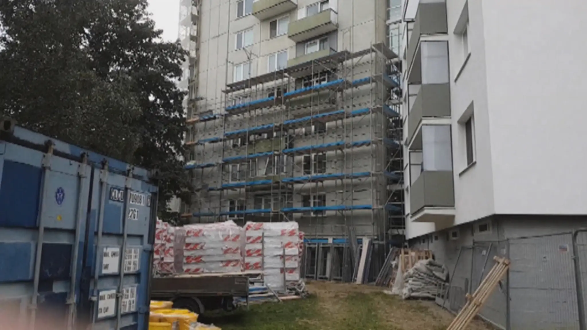 Lešenia na paneláku, z ktorého padol maďarský robotník.