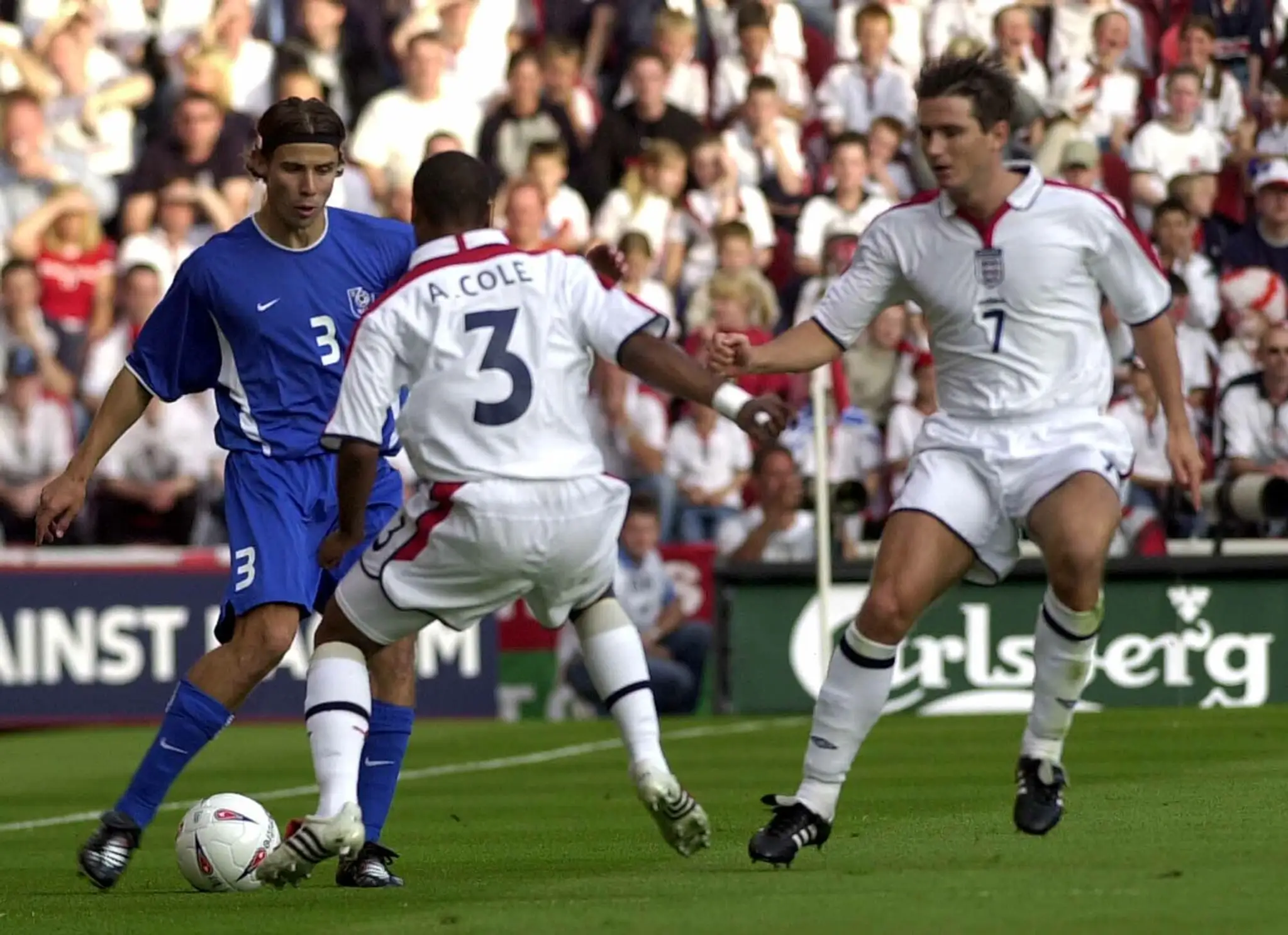 V kvalifikačnom zápase o postup na EURO 2004 sa 11. júna 2003 v Middlesborough stretli tímy Slovenska a Anglicka. Na snímke Mich