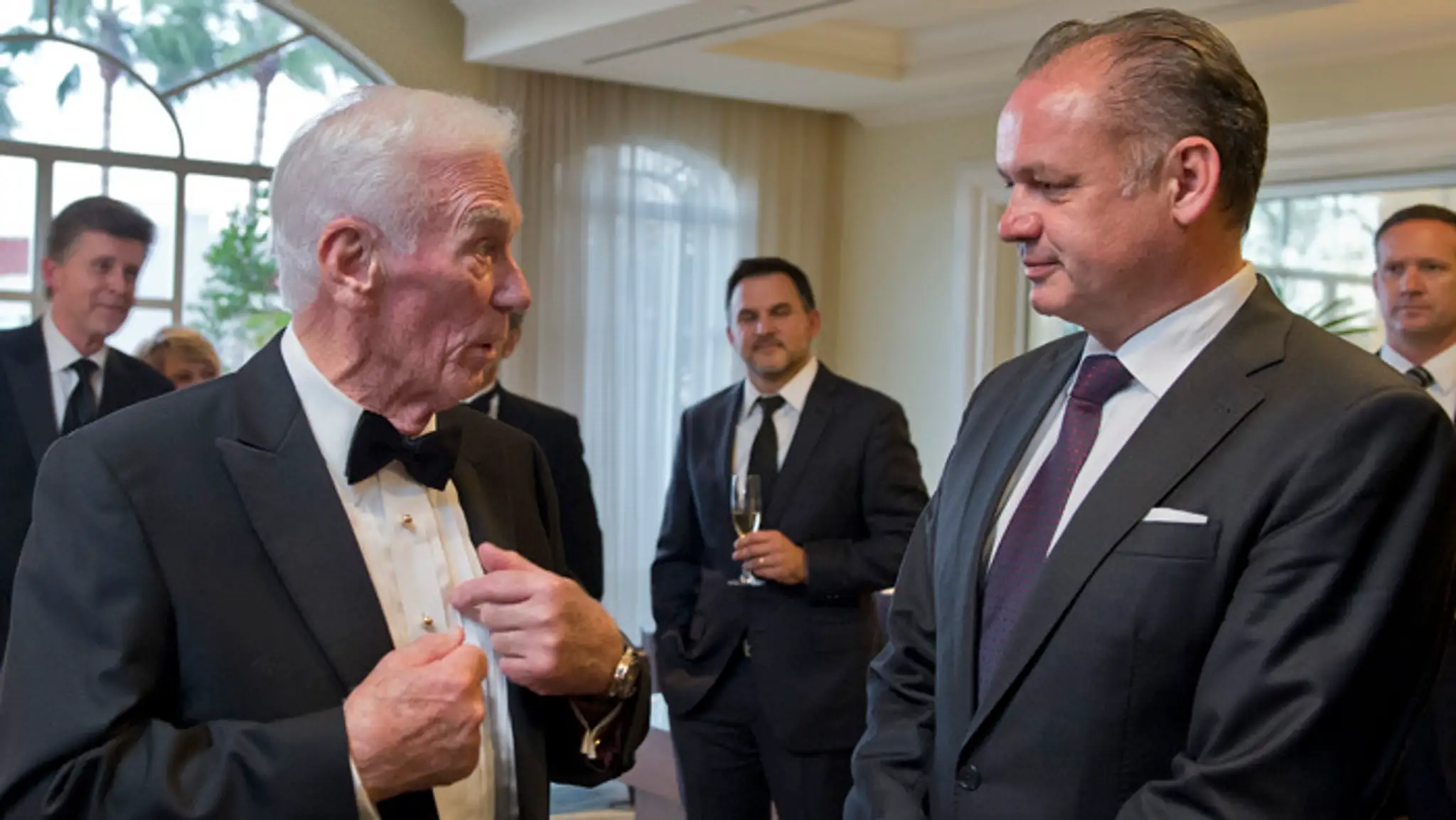 Eugene Andrew „Gene“ Cernan na stretnutí s prezidentom Andrejom Kiskom.
